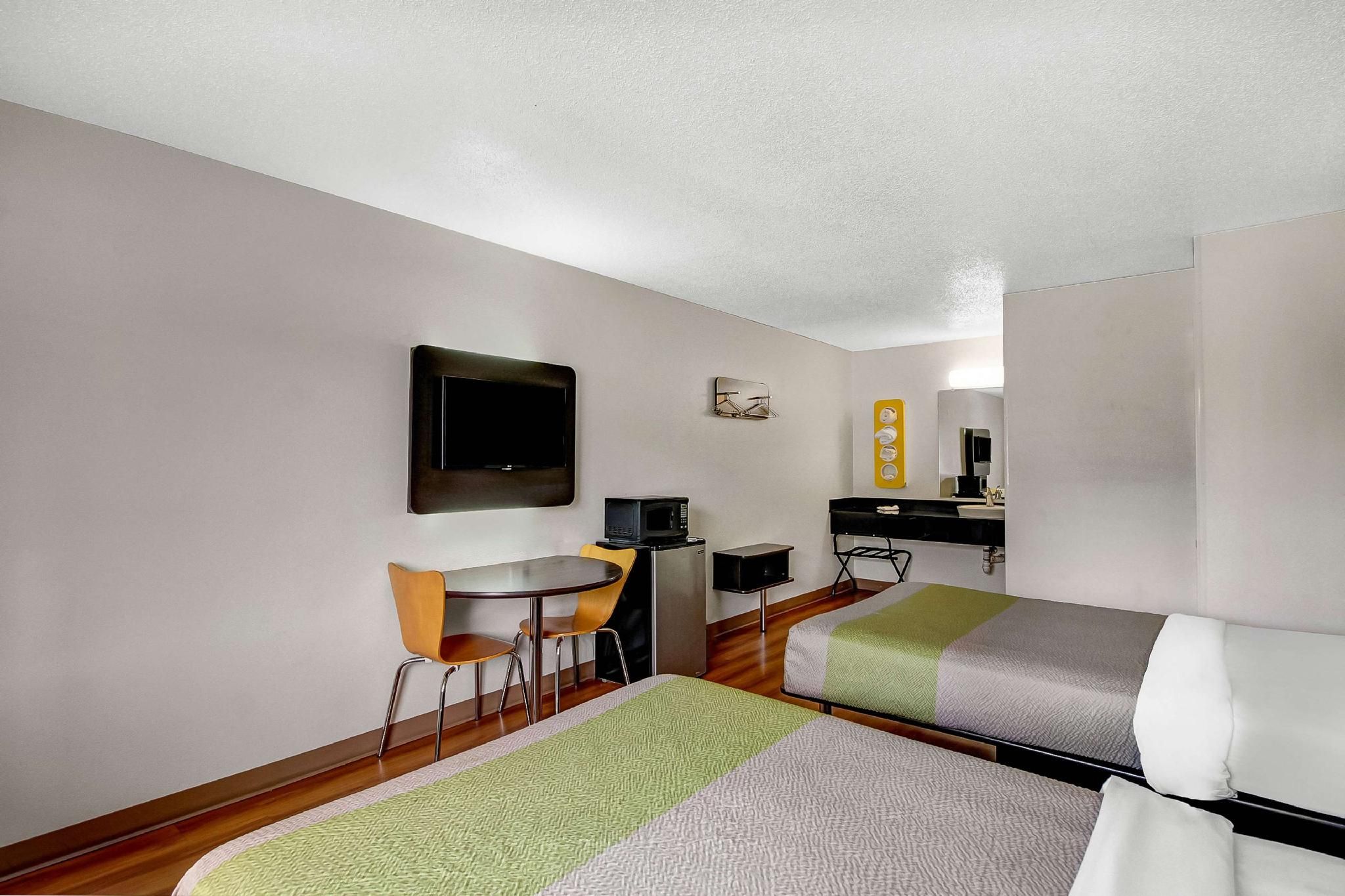 2 FULL BEDS | SMOKING, MICFRIDGE