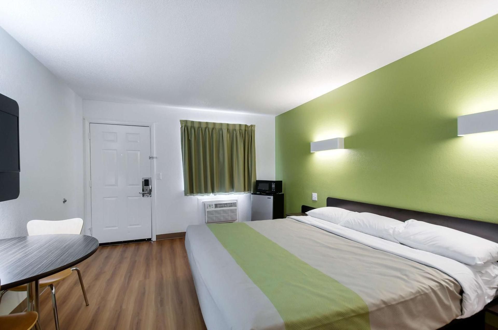 King Room with Roll-in Shower - Disability Access - Non-Smoking