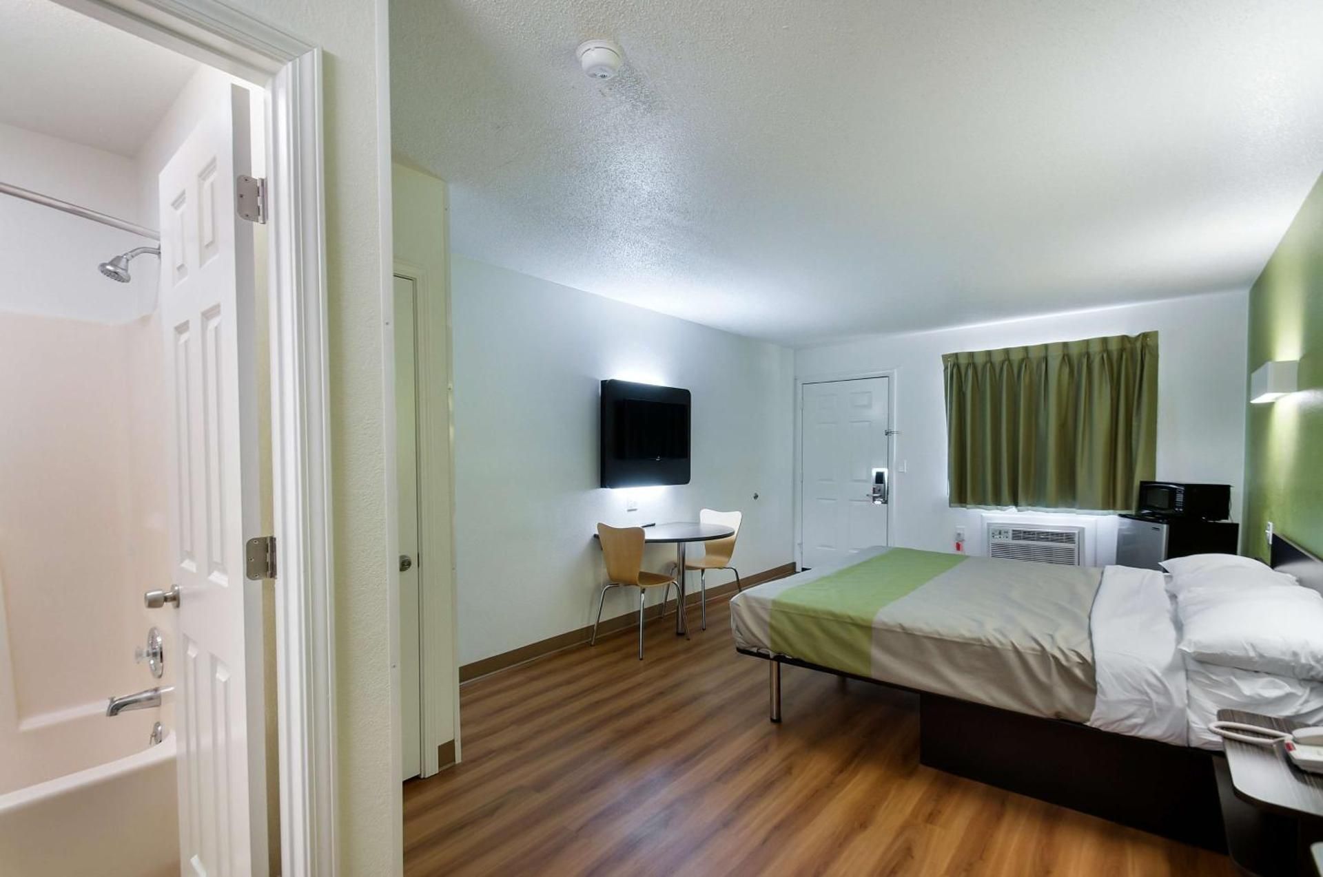 King Room with Roll-in Shower - Disability Access - Non-Smoking