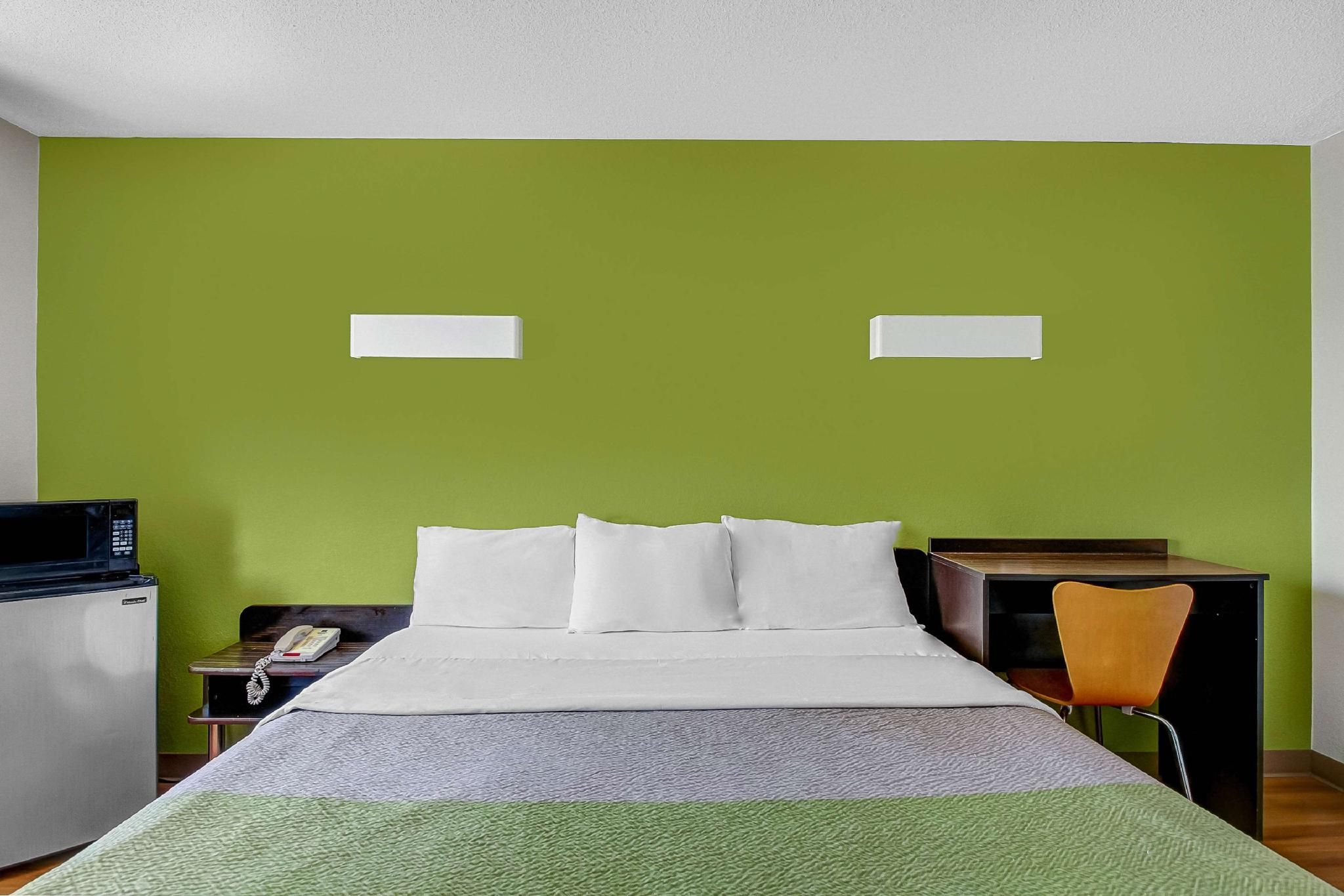 1 KING BED | MOB ACC RI SHWR STE NSMK MICFRIDGE