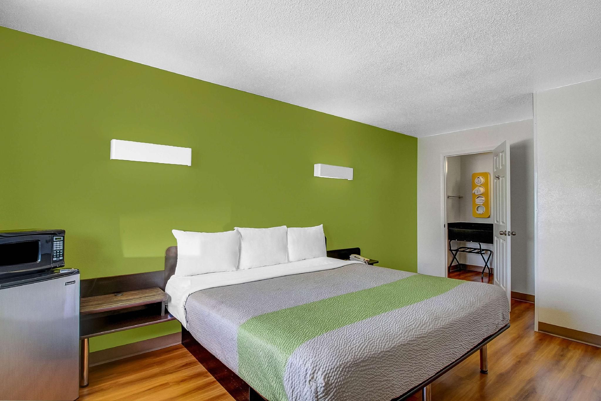 1 KING BED | SMK, MICFRI, HOT TUB TUB