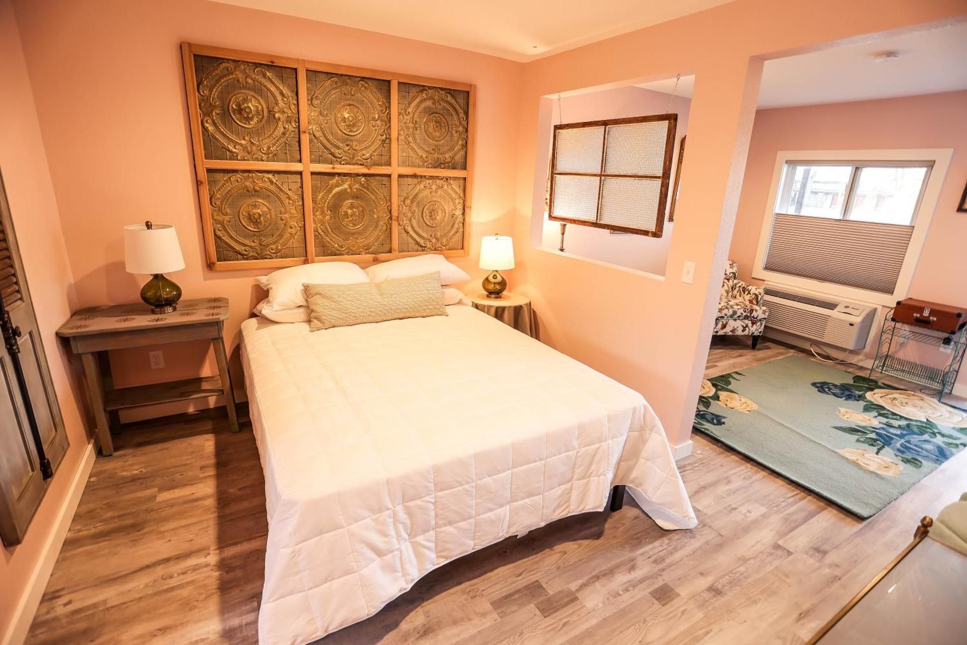 Deluxe Queen Suite