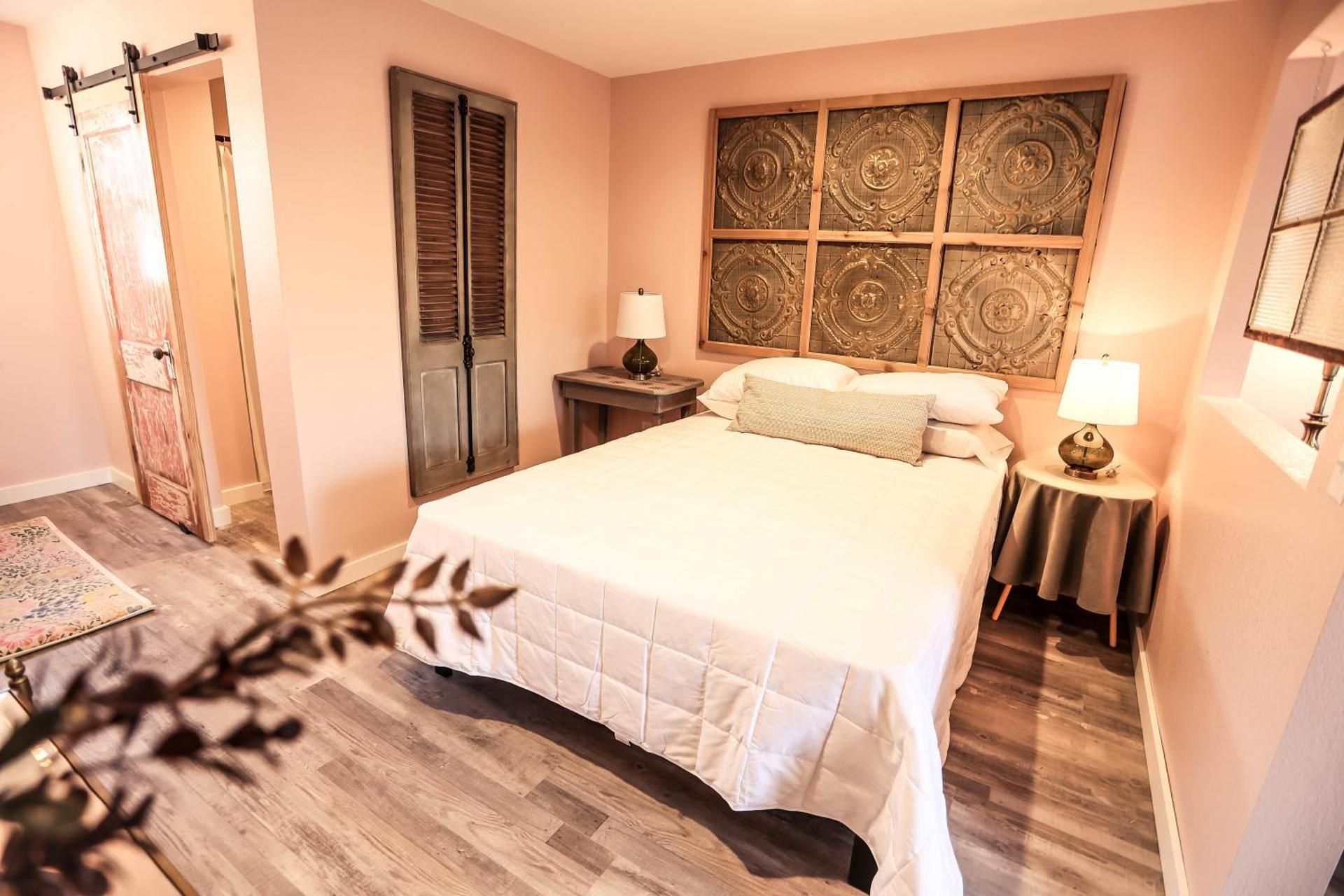Deluxe Queen Suite
