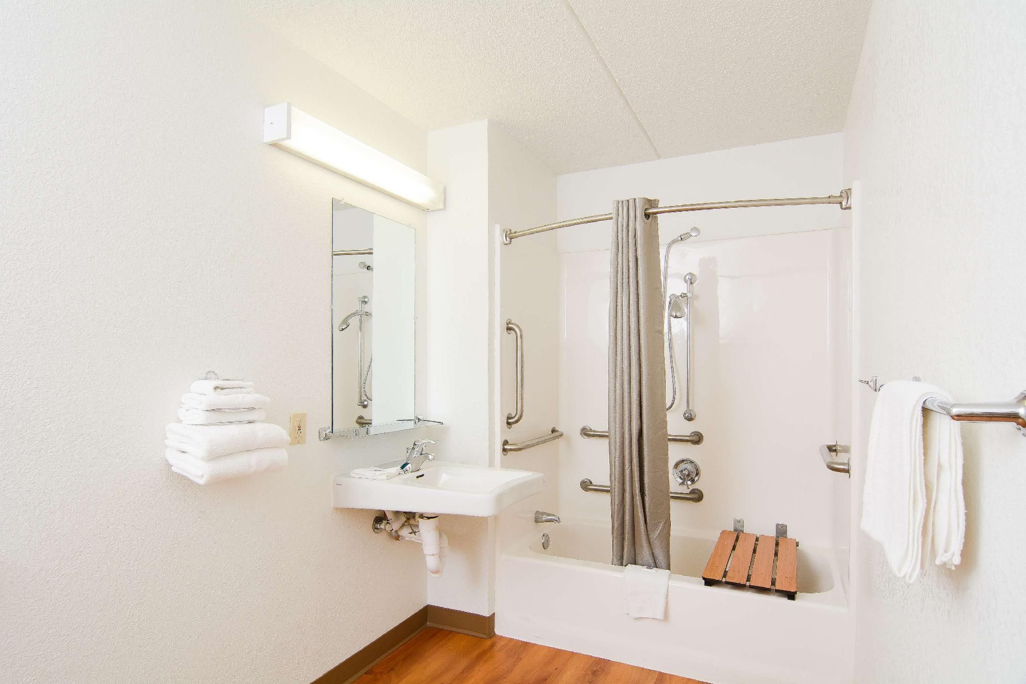 1 Queen Bed | ADA/Tub