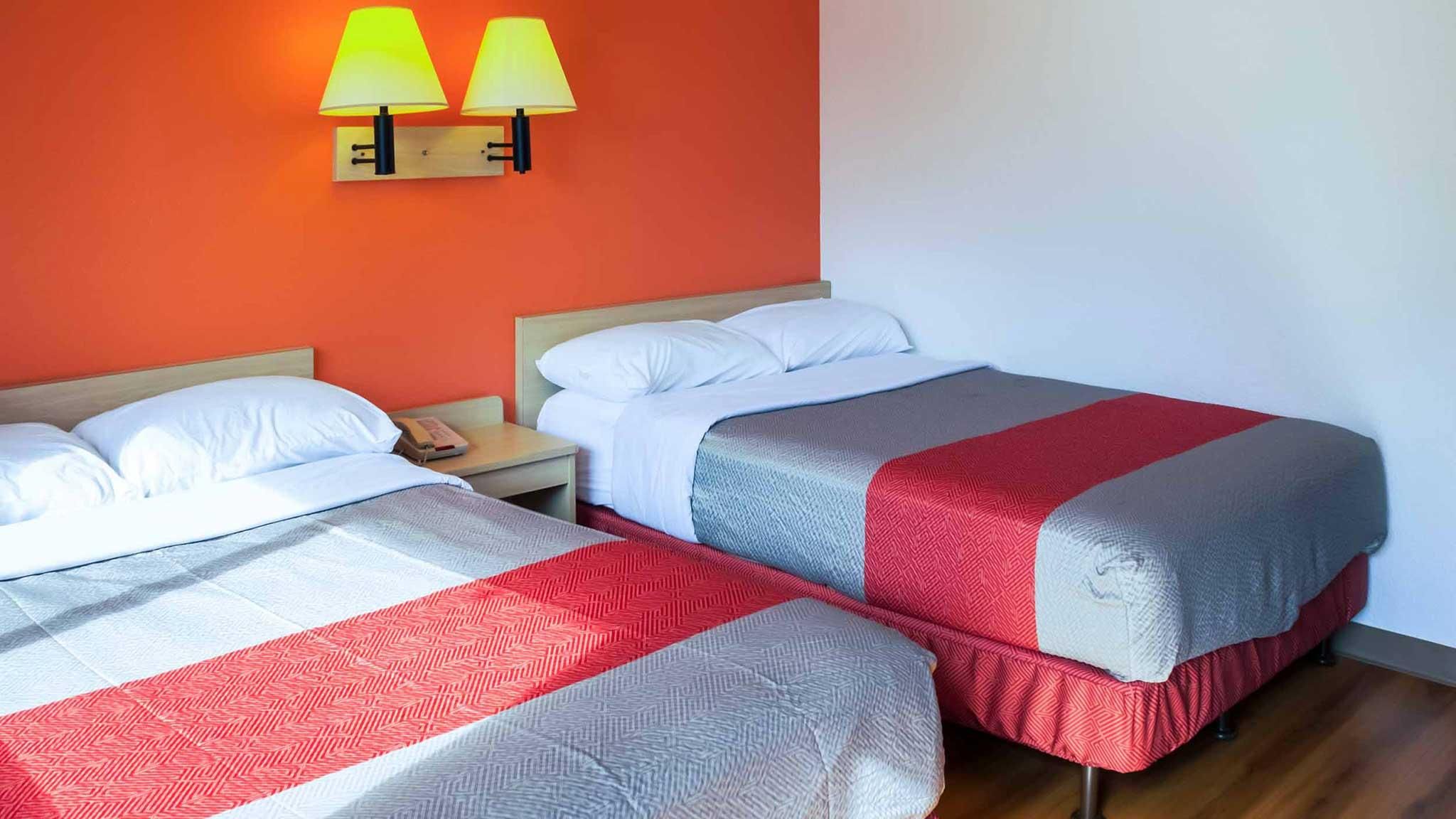 1 Queen Bed