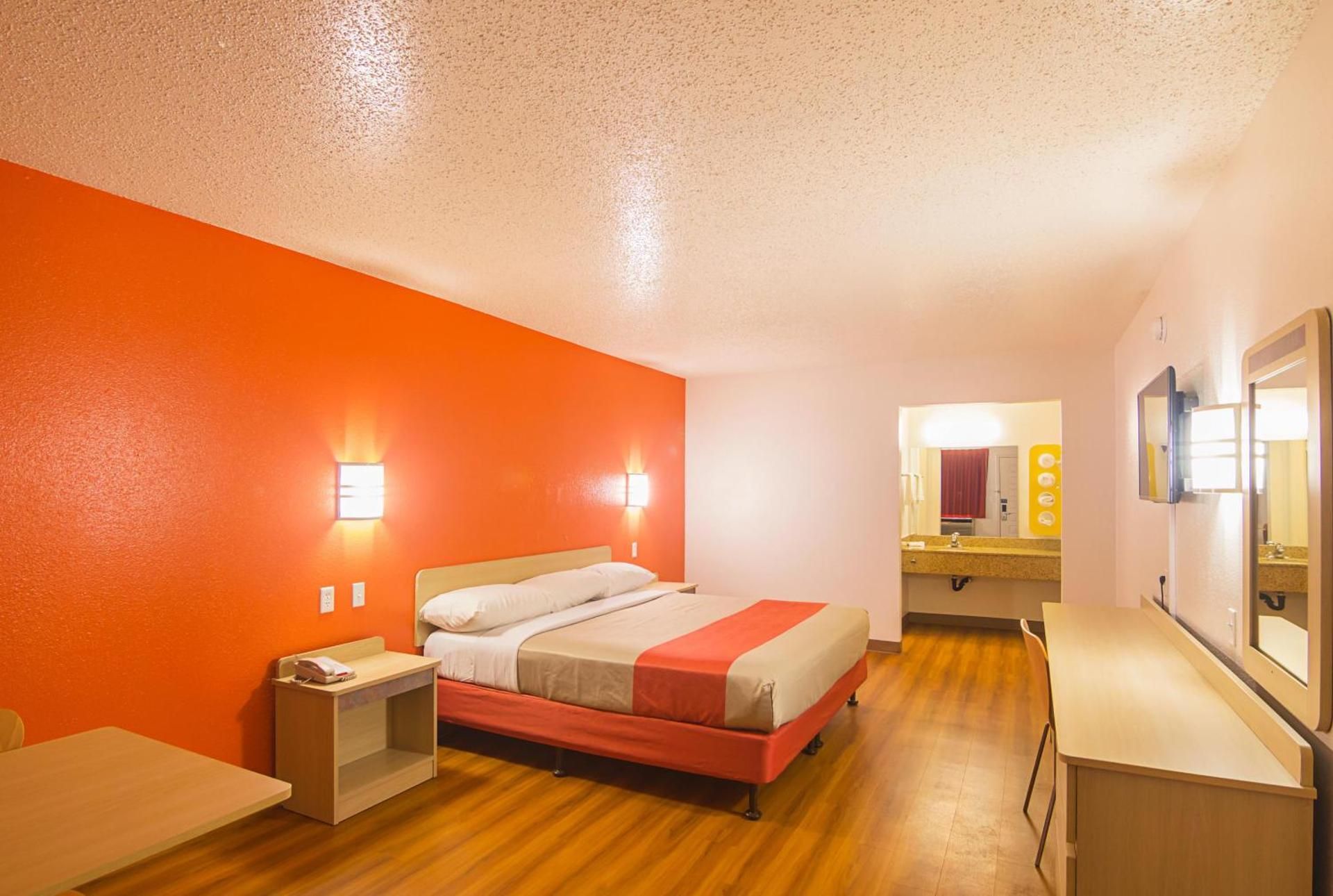 Deluxe Queen Room - Non-Smoking