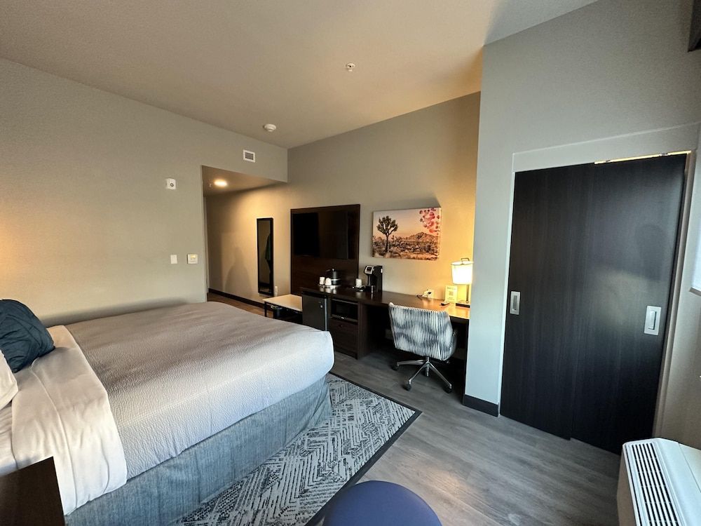 Best Western Plus Rialto Standard Room, 1 King Bed, Refrigerator & Microwave, Pool View 3