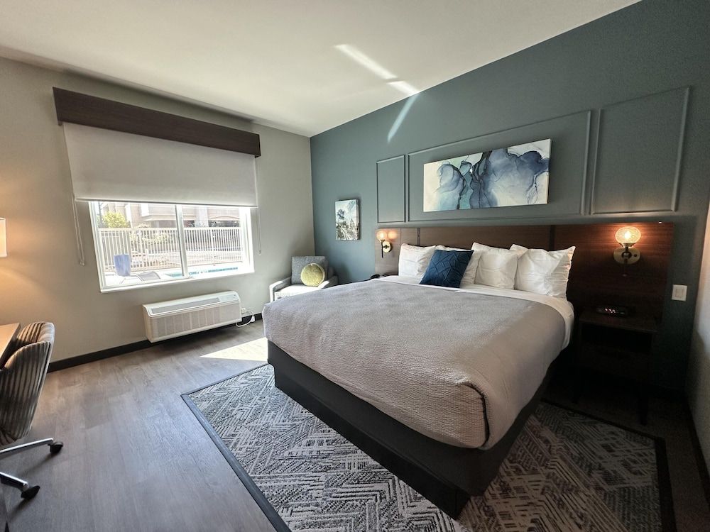 Best Western Plus Rialto Standard Room, 1 King Bed, Refrigerator & Microwave, Pool View 4