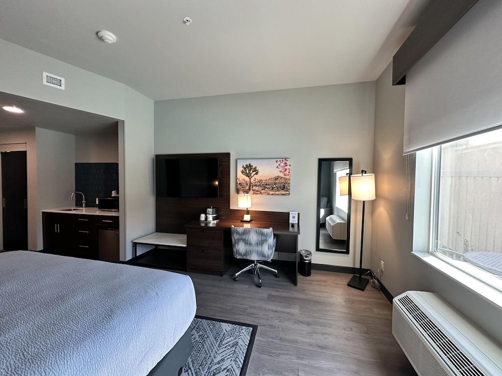 Best Western Plus Rialto Standard Room, 1 King Bed, Refrigerator & Microwave, Pool View 16