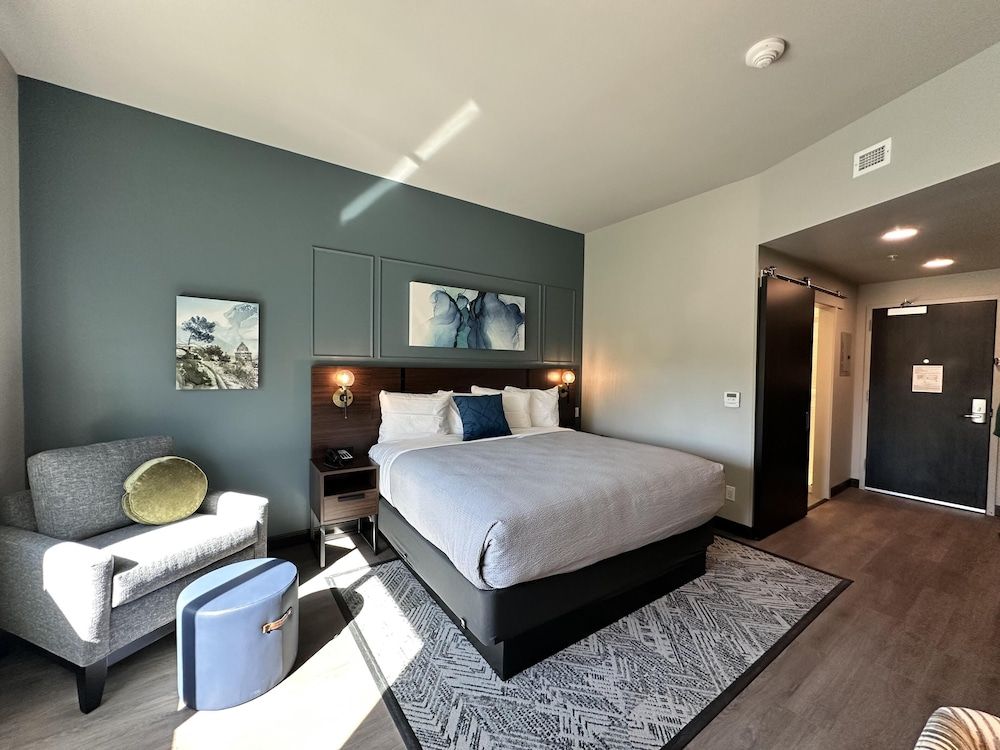 Best Western Plus Rialto Standard Room, 1 King Bed, Refrigerator & Microwave, Pool View
