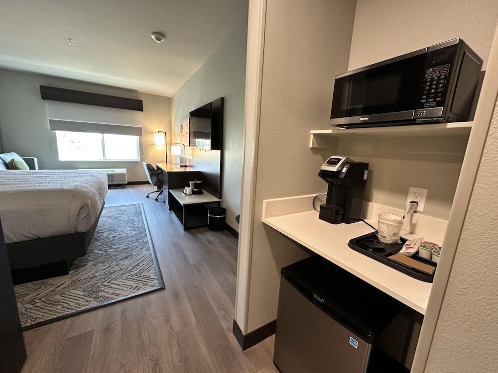 Best Western Plus Rialto Standard Room, 1 King Bed, Non Smoking, Refrigerator & Microwave (with Sofabed) 40