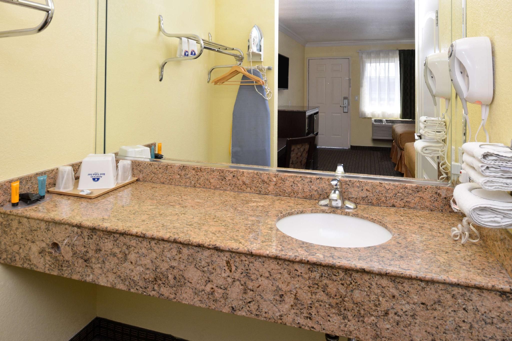 Americas Best Value Inn Rialto 2 Queen Beds 3