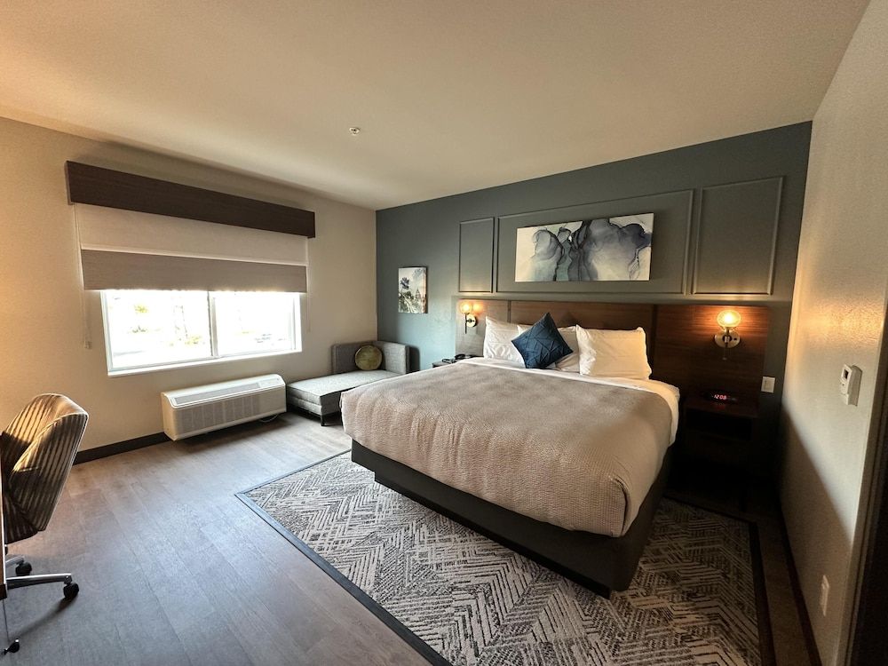 Best Western Plus Rialto Standard Room, 1 King Bed, Refrigerator & Microwave, Pool View 2