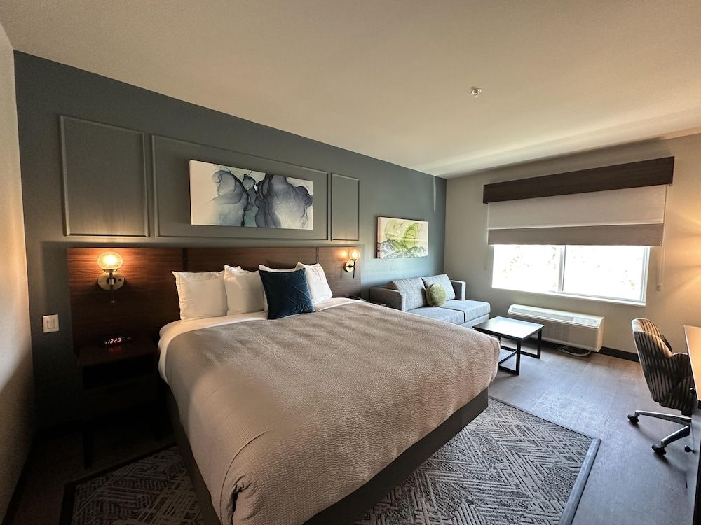 Best Western Plus Rialto Standard Room, 1 King Bed, Non Smoking, Refrigerator & Microwave (with Sofabed) 4