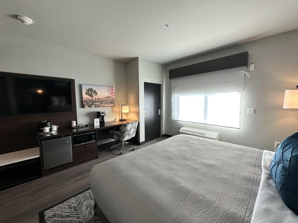 Best Western Plus Rialto Standard Room, 1 King Bed, Refrigerator & Microwave, Pool View 6