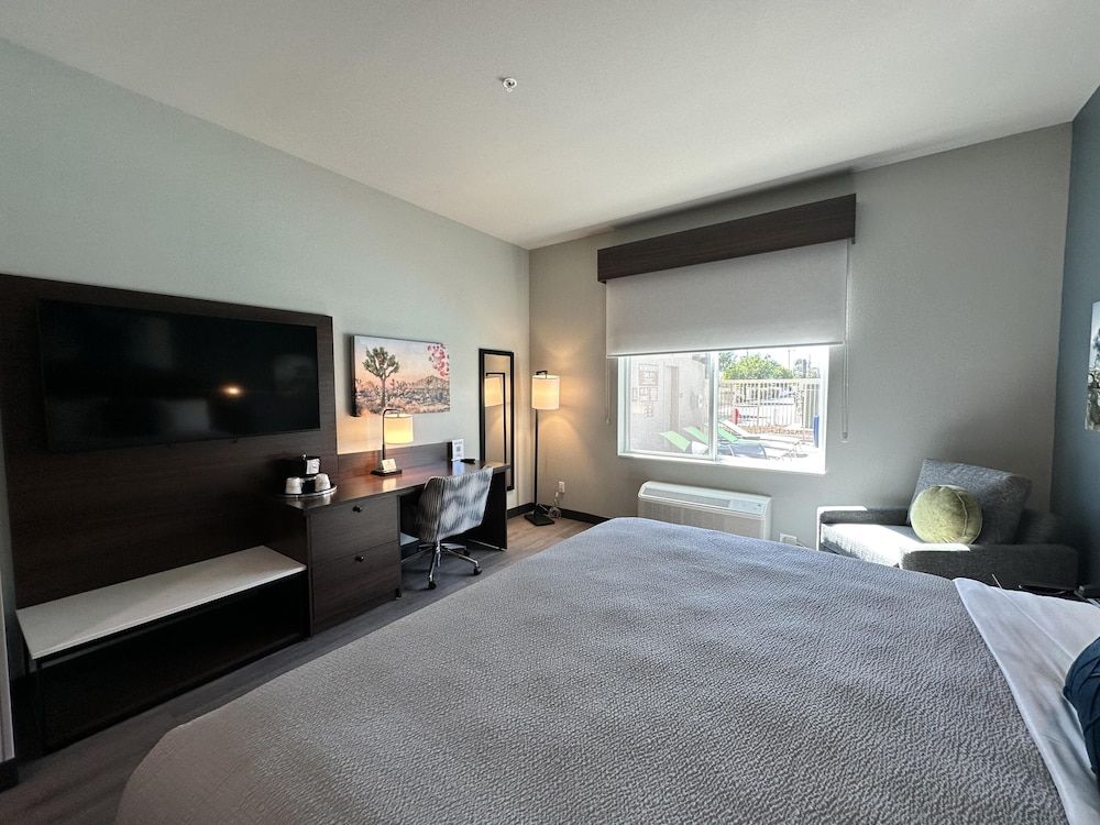 Best Western Plus Rialto Standard Room, 1 King Bed, Refrigerator & Microwave, Pool View 5
