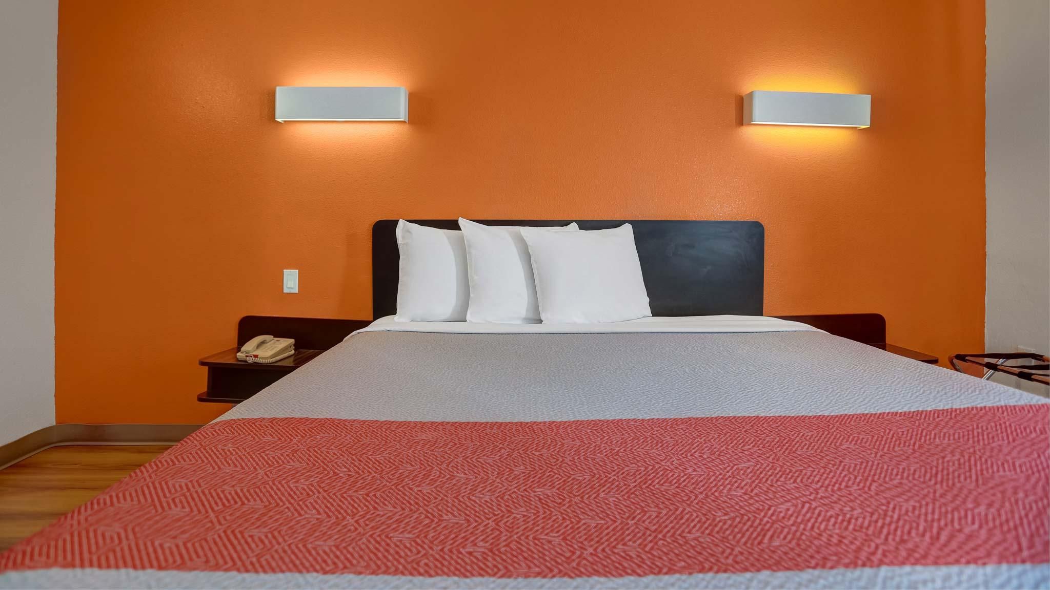 1 King Bed | Non-Smoking