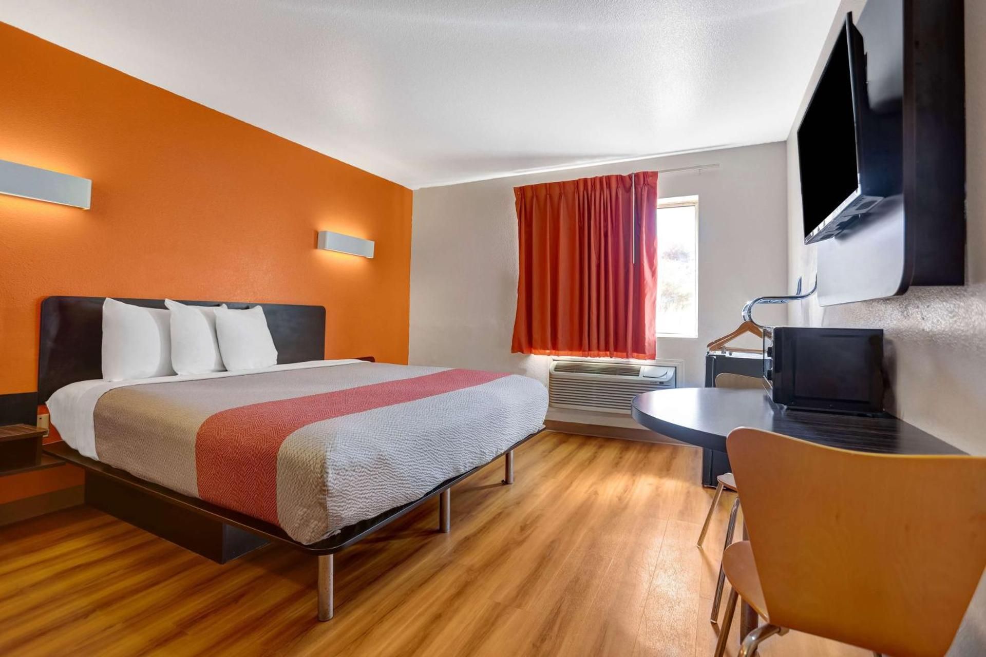King Room - Disability Access - Non-Smoking
