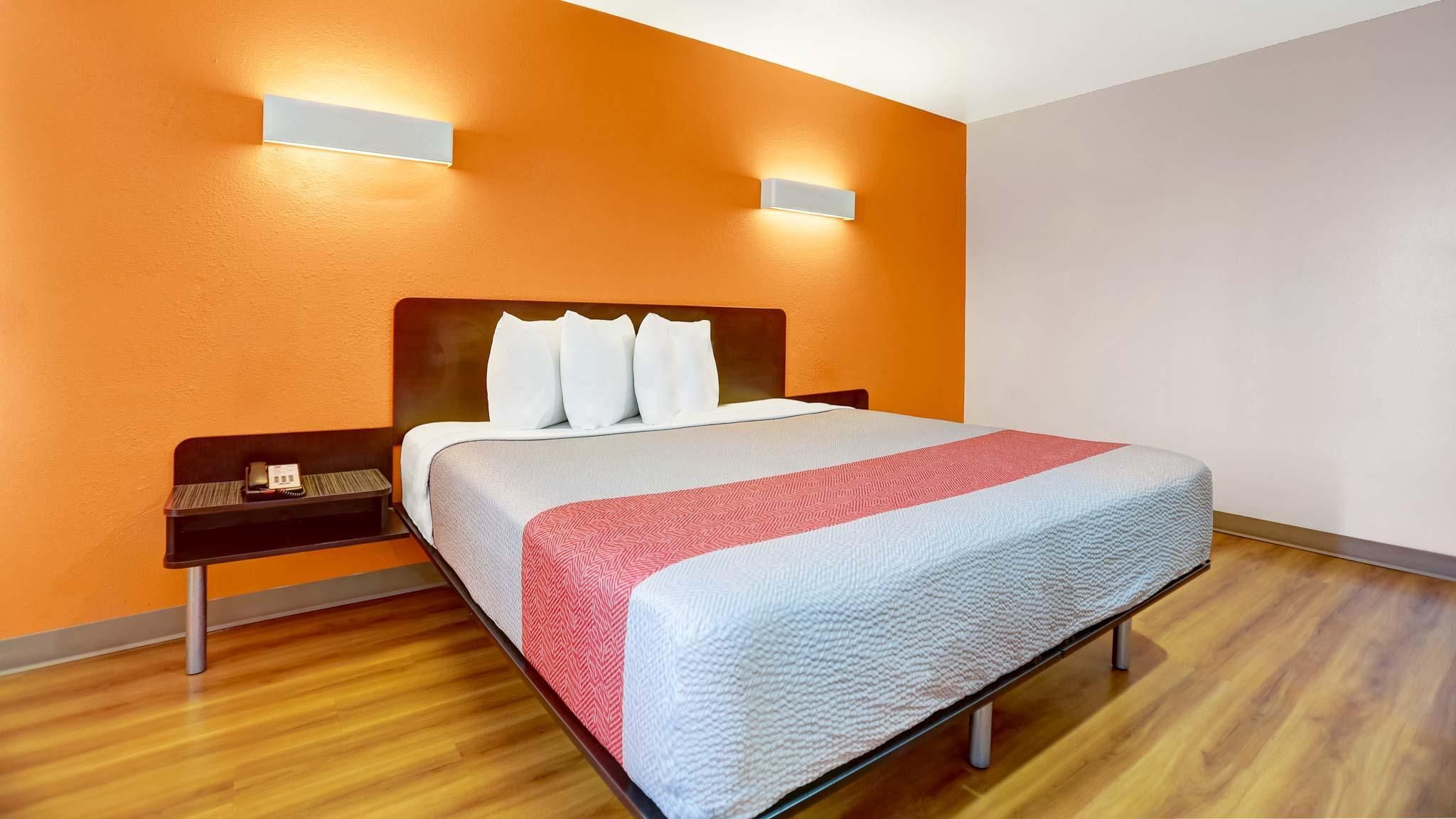 1 King Bed | Mobil Access Tub Nsmk Micfridg