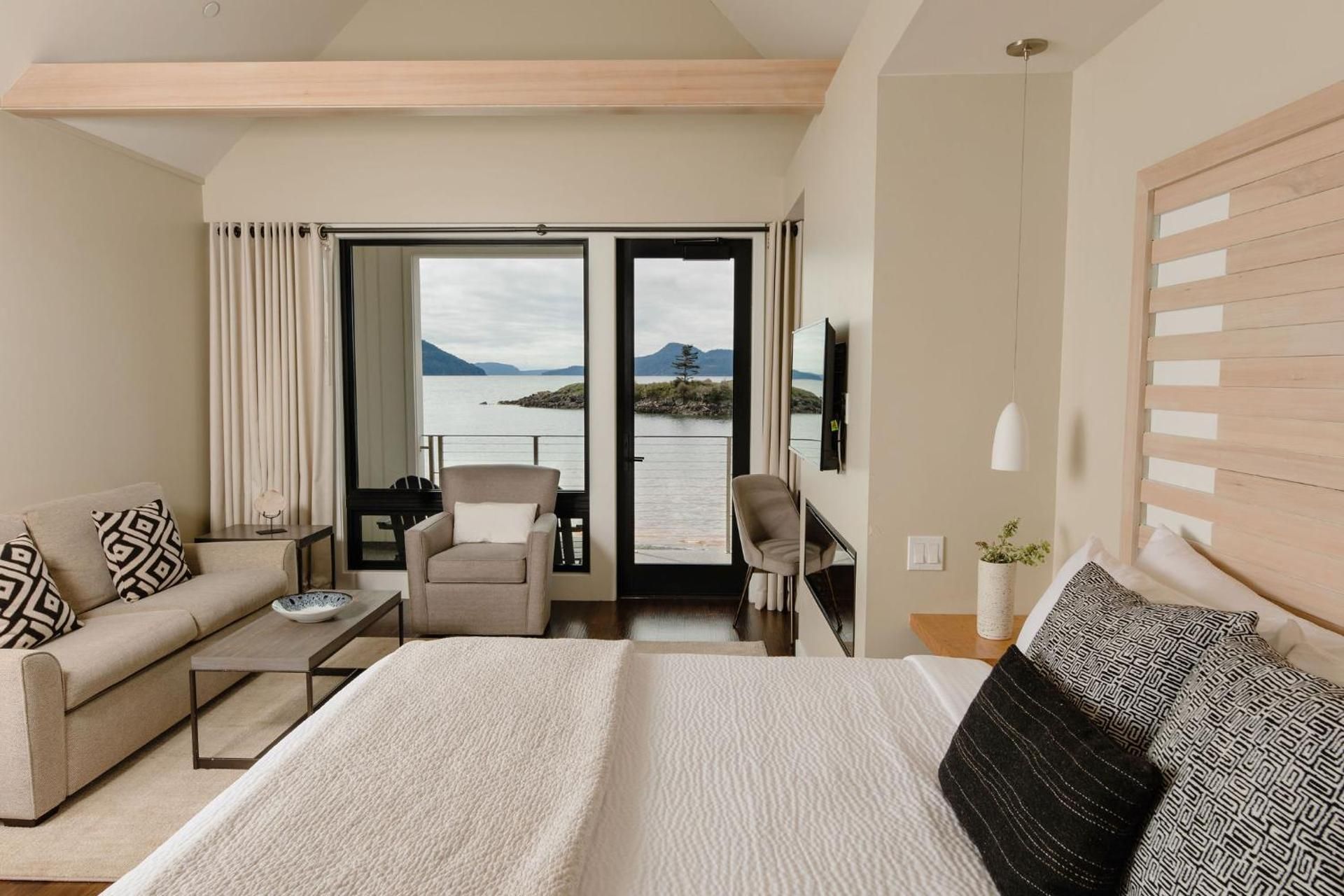 Water's Edge Deluxe Suite