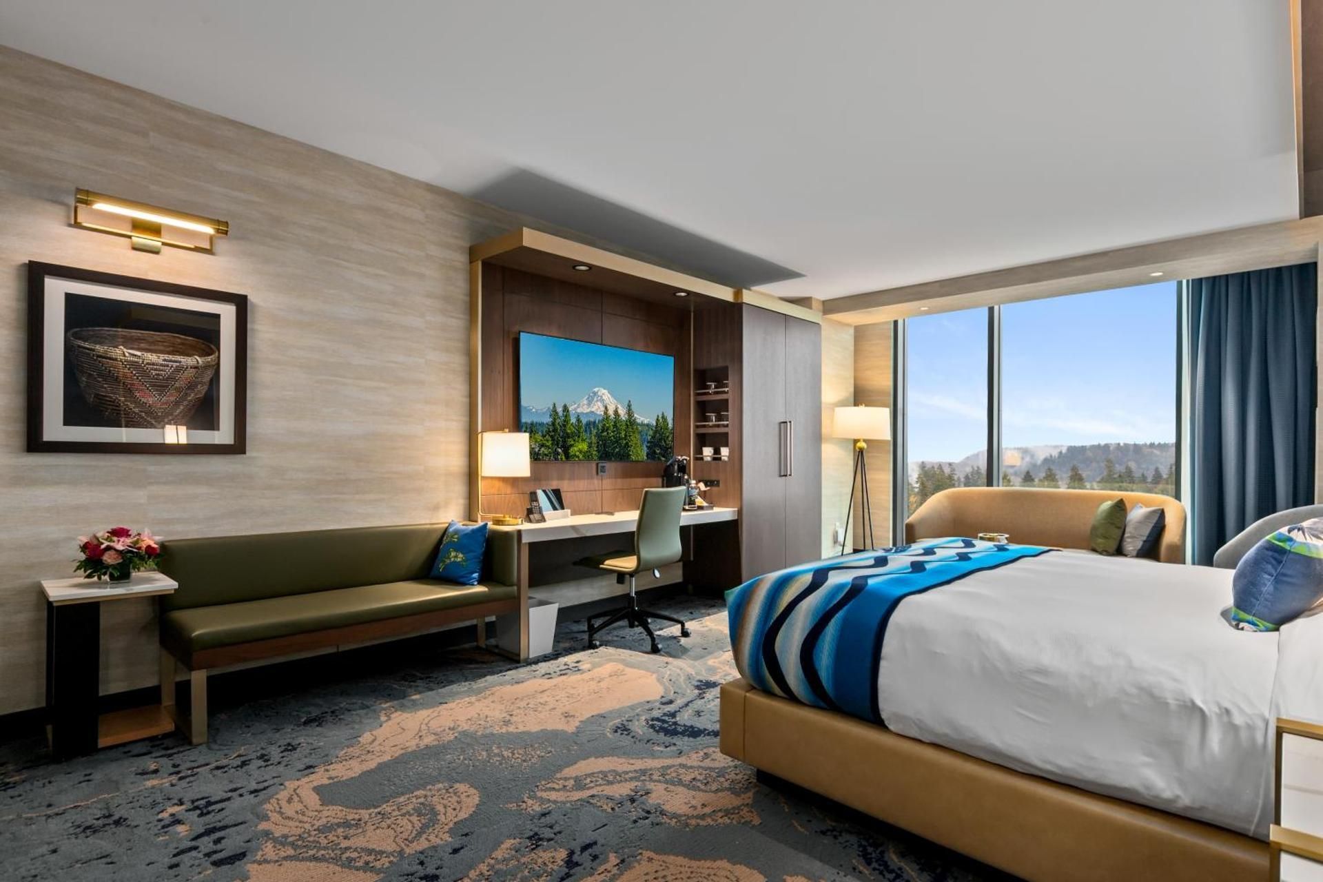 Luxury King with Mountain View