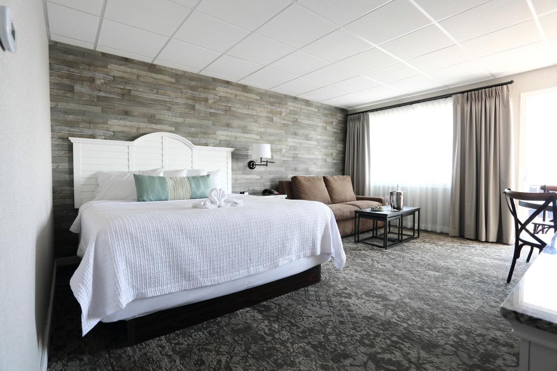 King Bed w/ Sleeper Sofa Side Ocean View