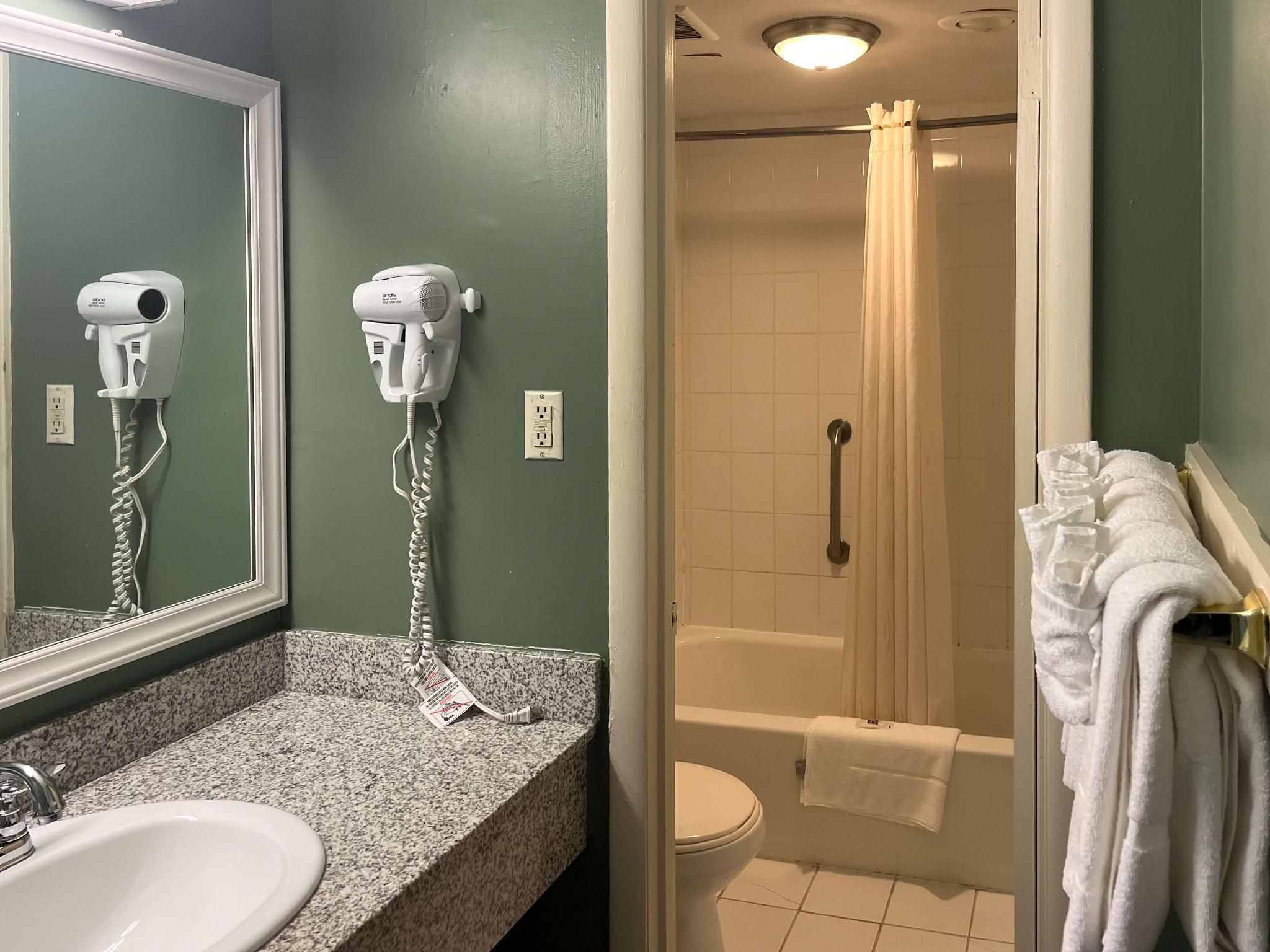 Motel 6 Culpeper, VA 1 King Bed | Smoking, Micfridge 3