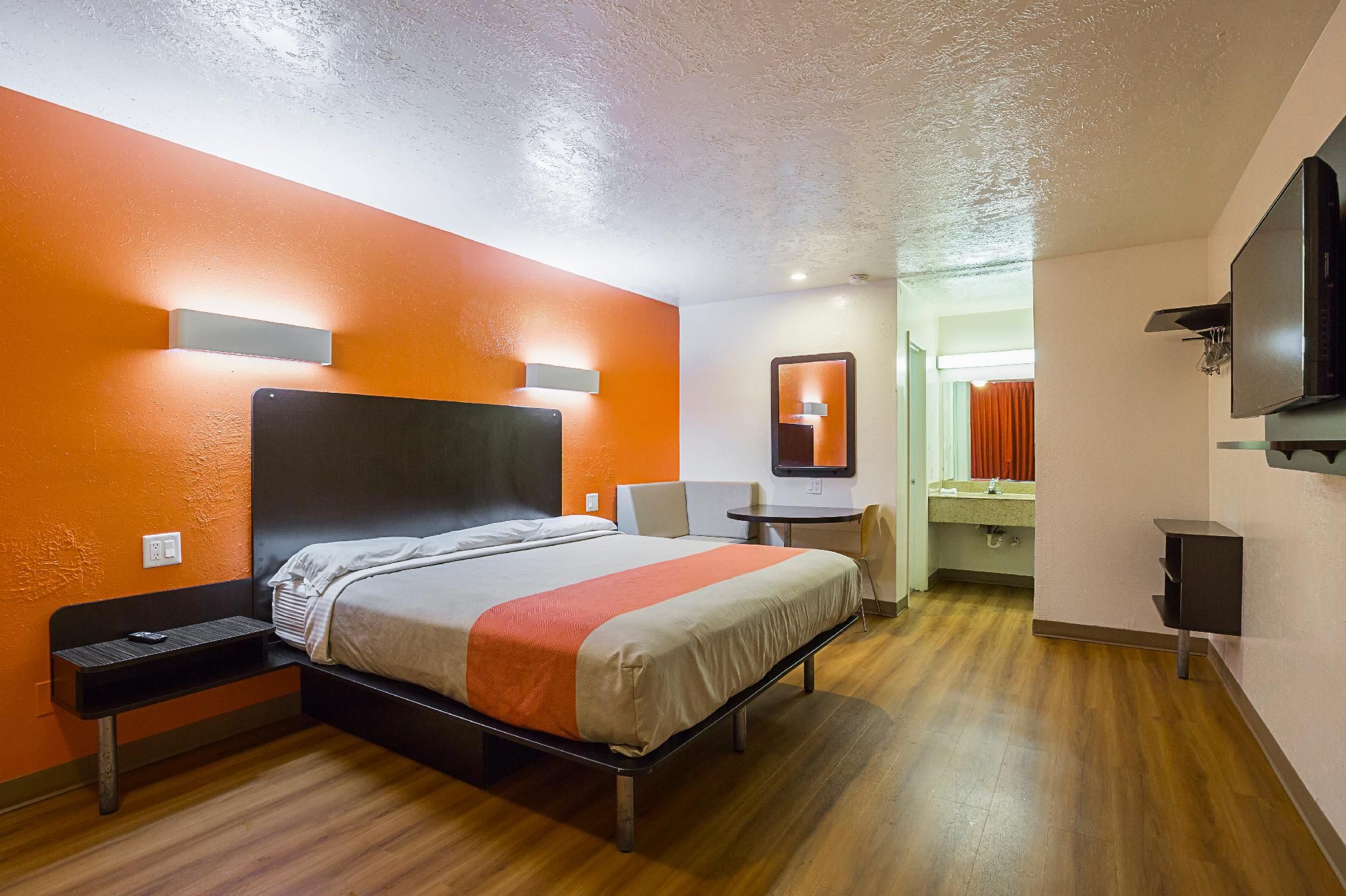 1 King Bed | Smoking, Micfridge