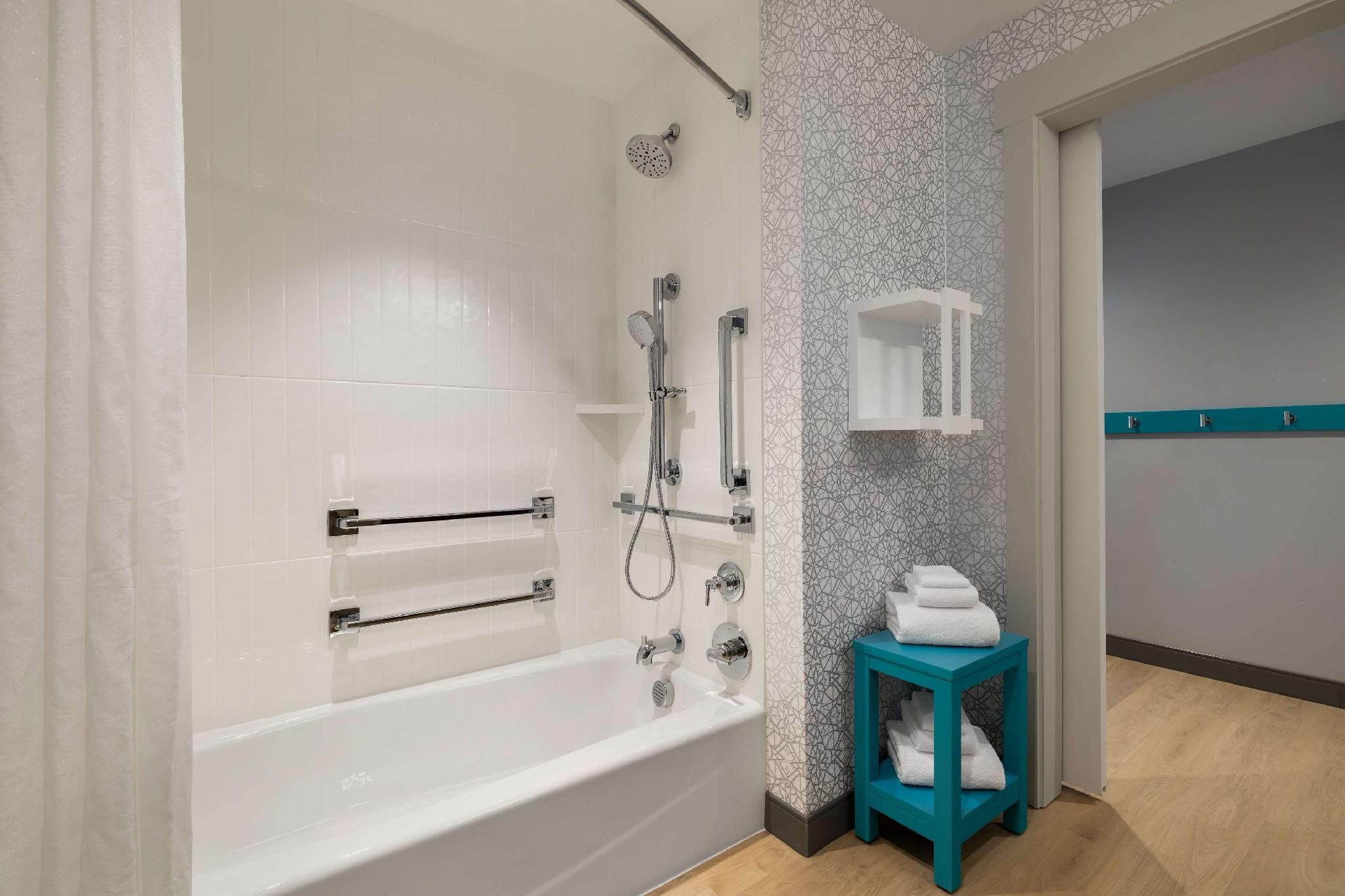 1 KING MOBILITY/HEARING ACCESS W/TUB