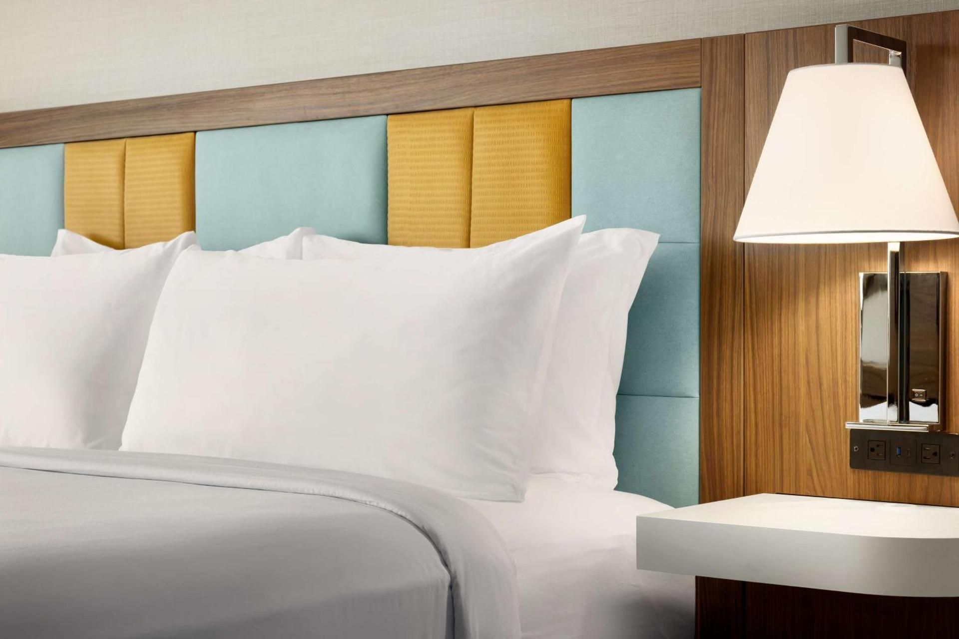 King Room with Ocean View and Roll-in Shower - Mobility Access