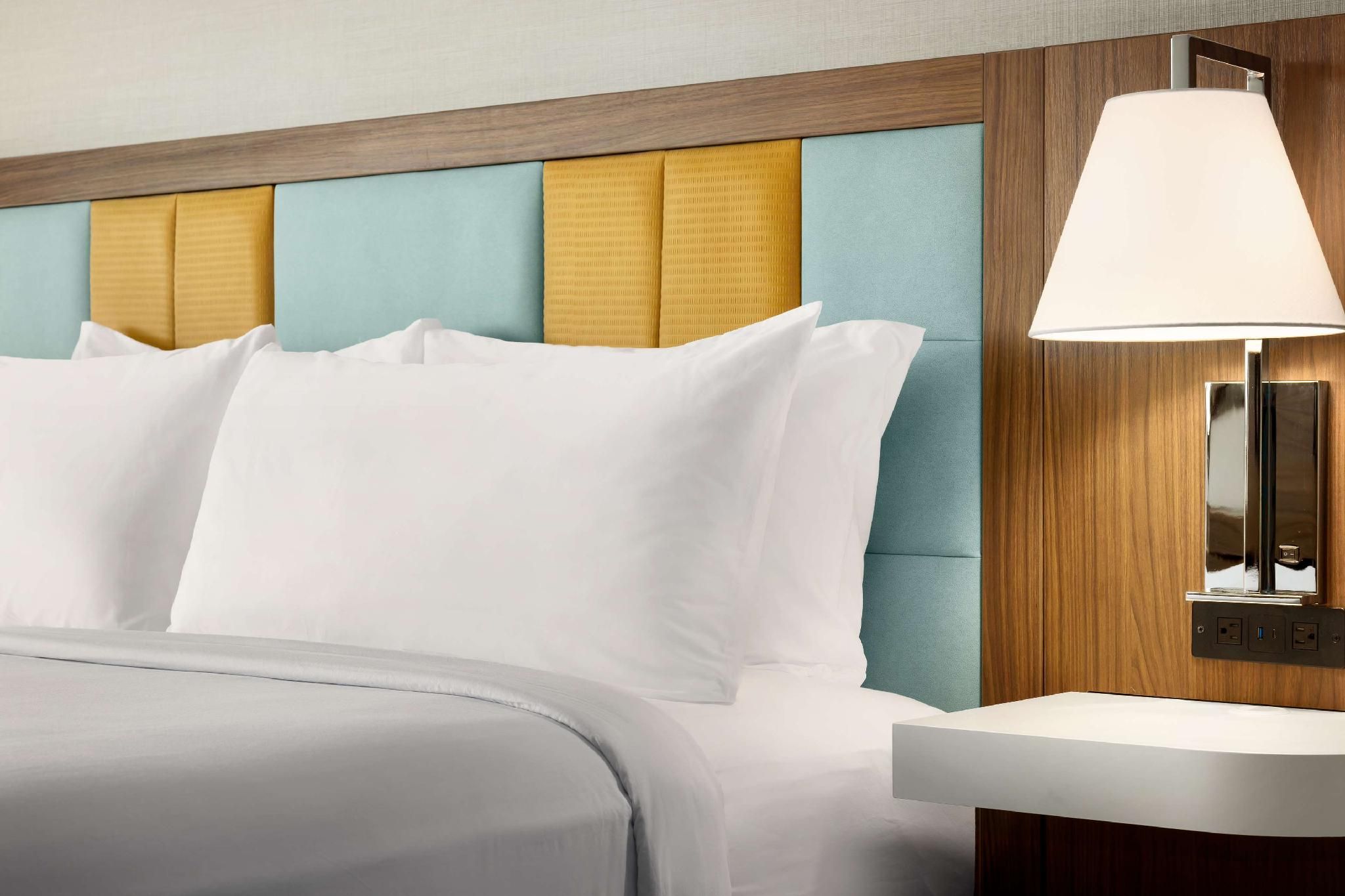 1 KING MOBILITY/HEARING ACCESS W/TUB