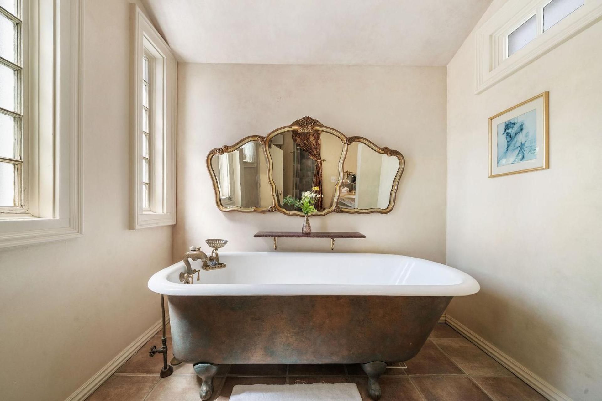 Brinnwood Bed & Breakfast Deluxe Queen Room 2