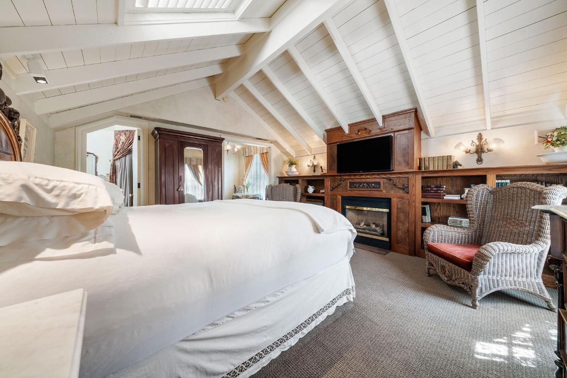 Brinnwood Bed & Breakfast Deluxe Queen Room