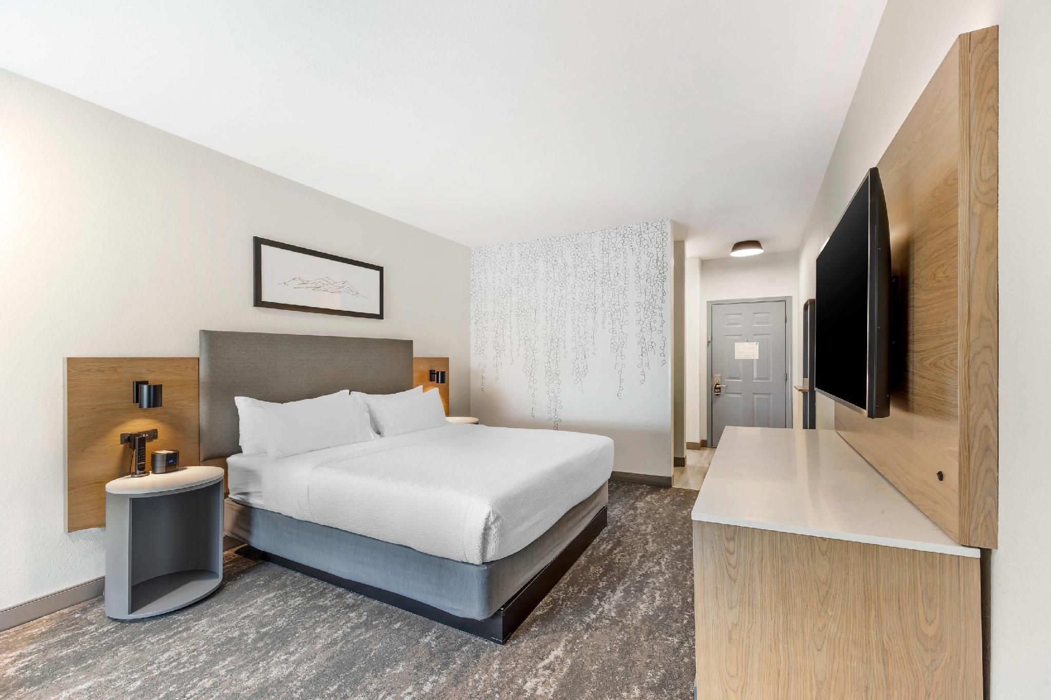 1 King Bed, 2 Single Beds, Suite, Nonsmoking
