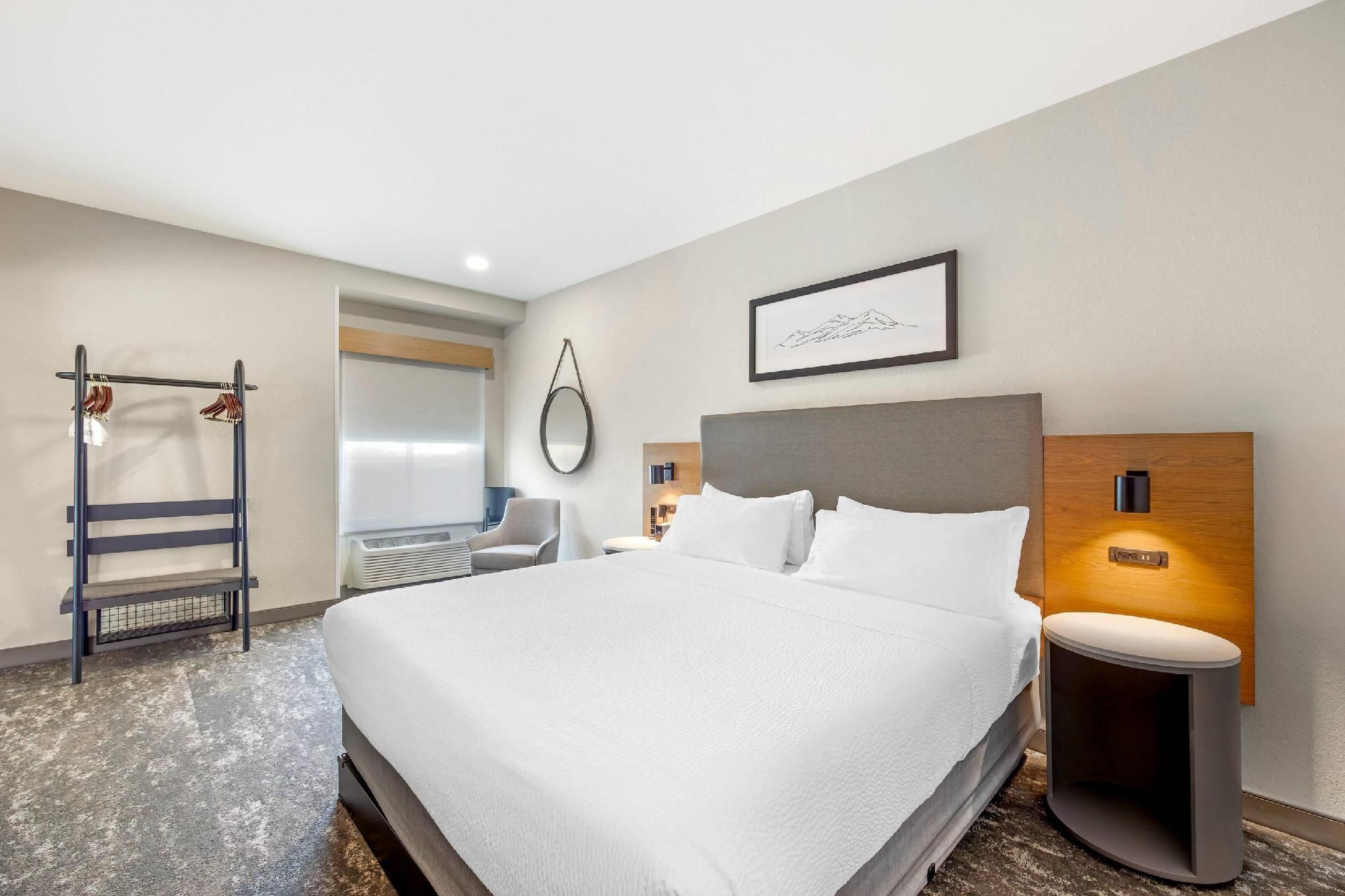 1 King Bed, 2 Single Beds, Suite, Nonsmoking