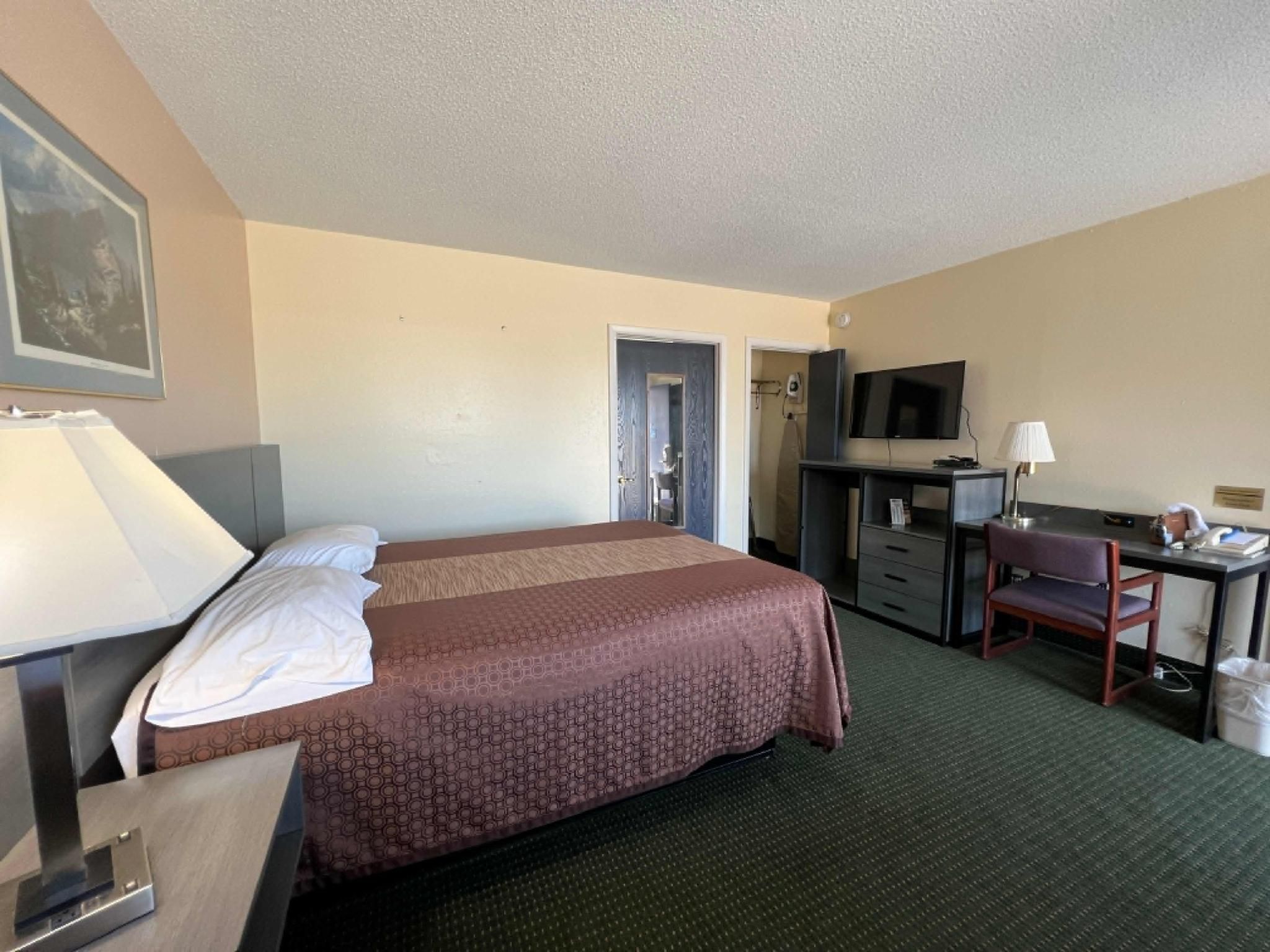 Queen Bed Accessible Non-Smoking