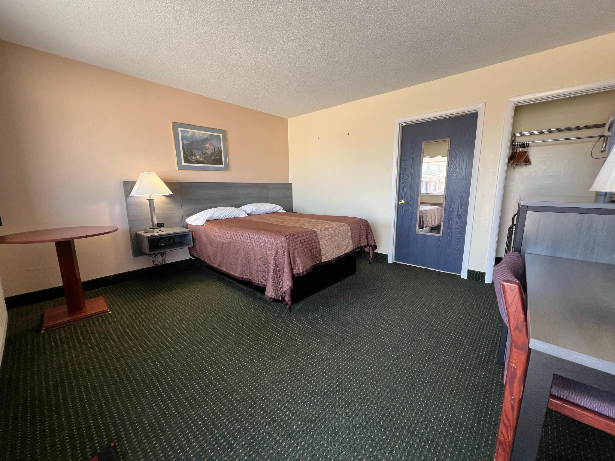 Queen Bed Accessible Non-Smoking