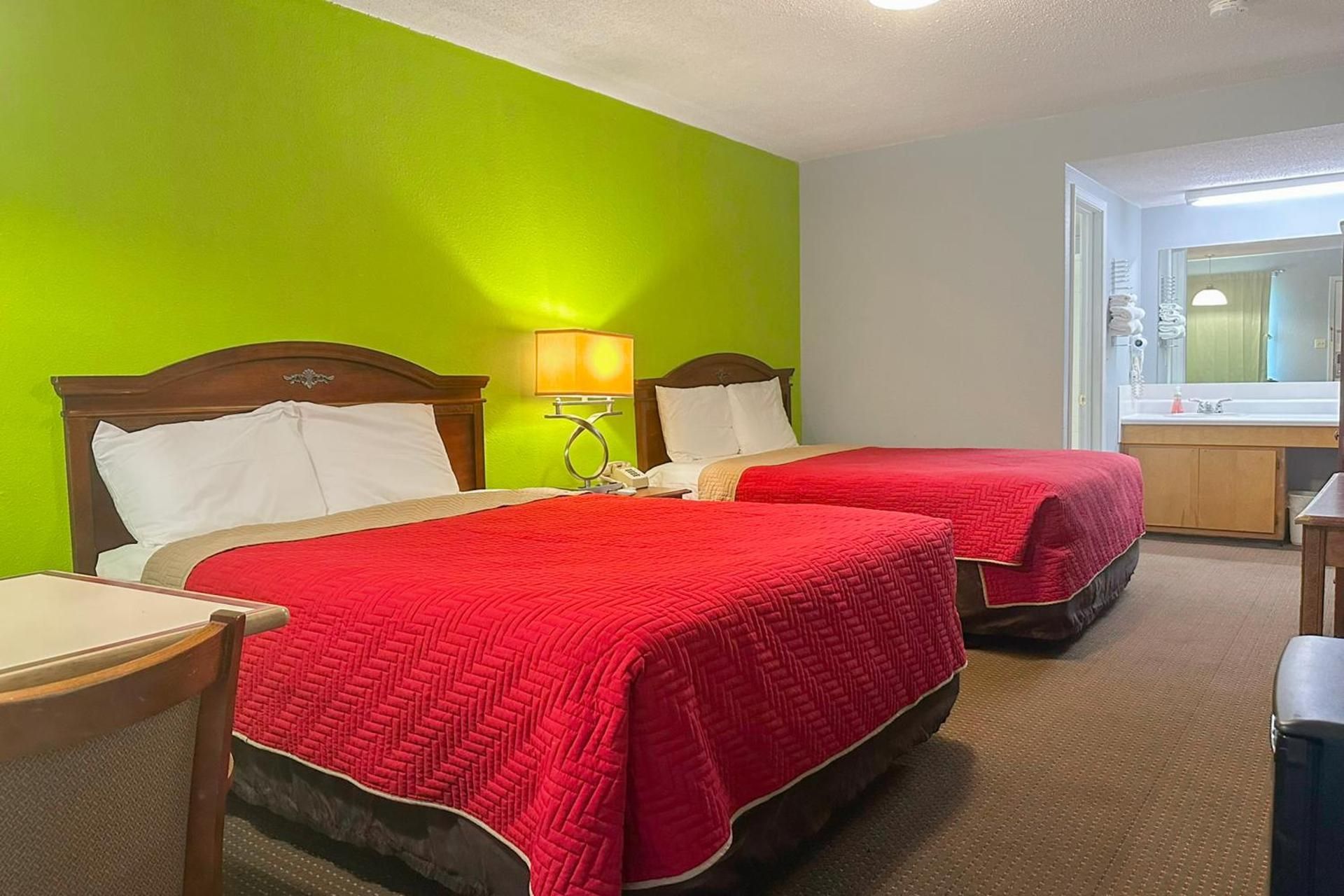 OYO Hickory House Inn 2 Full Bed Smoking