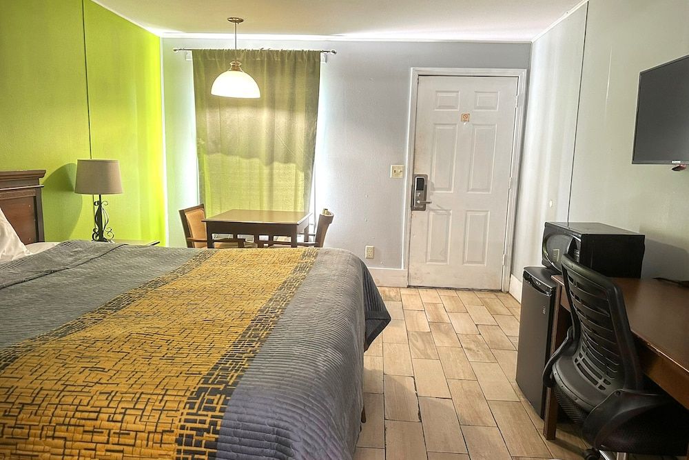 OYO Hickory House Inn Room, 1 King Bed, Non Smoking 3