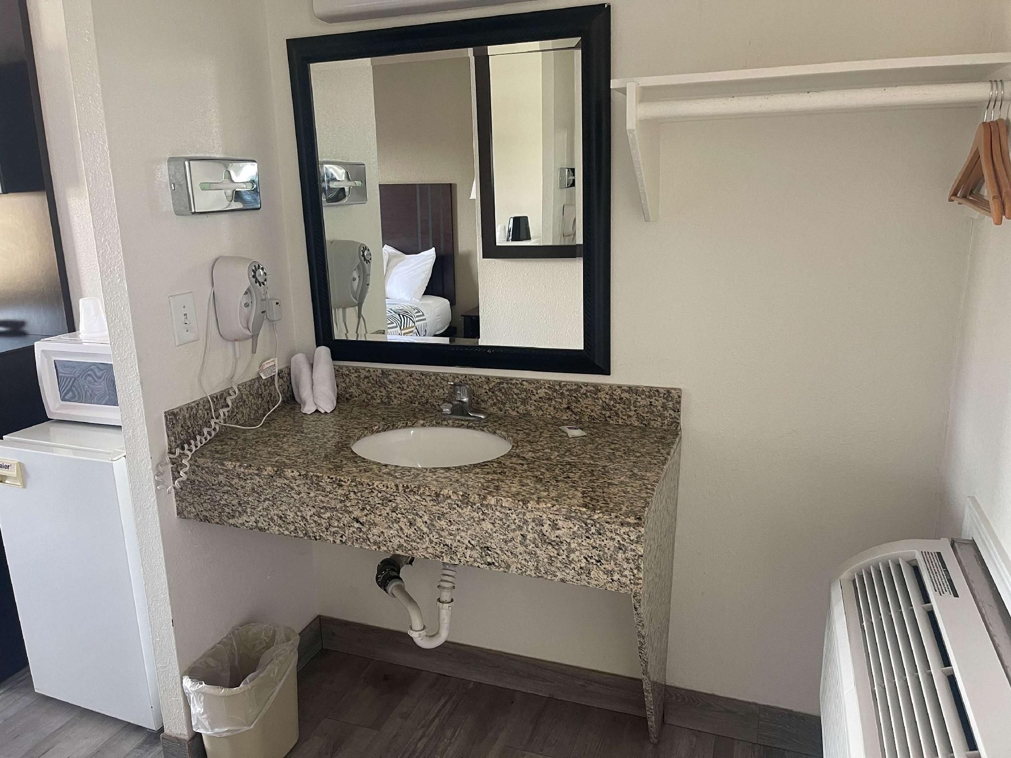 1 Queen Bed | Non-Smoking, Micfridge, Sofa-Bed