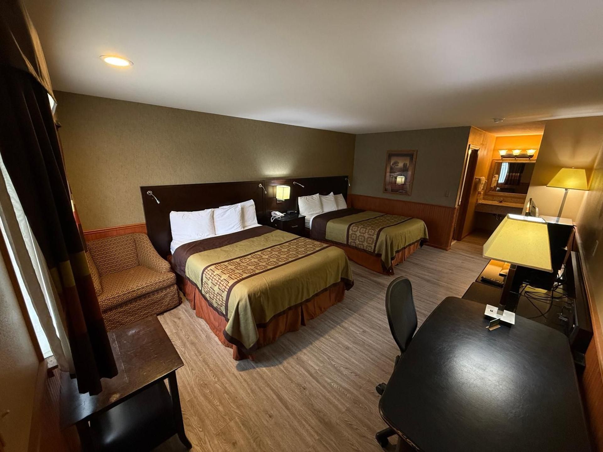 Stewart Lodge Deluxe Queen Room with Two Queen Beds