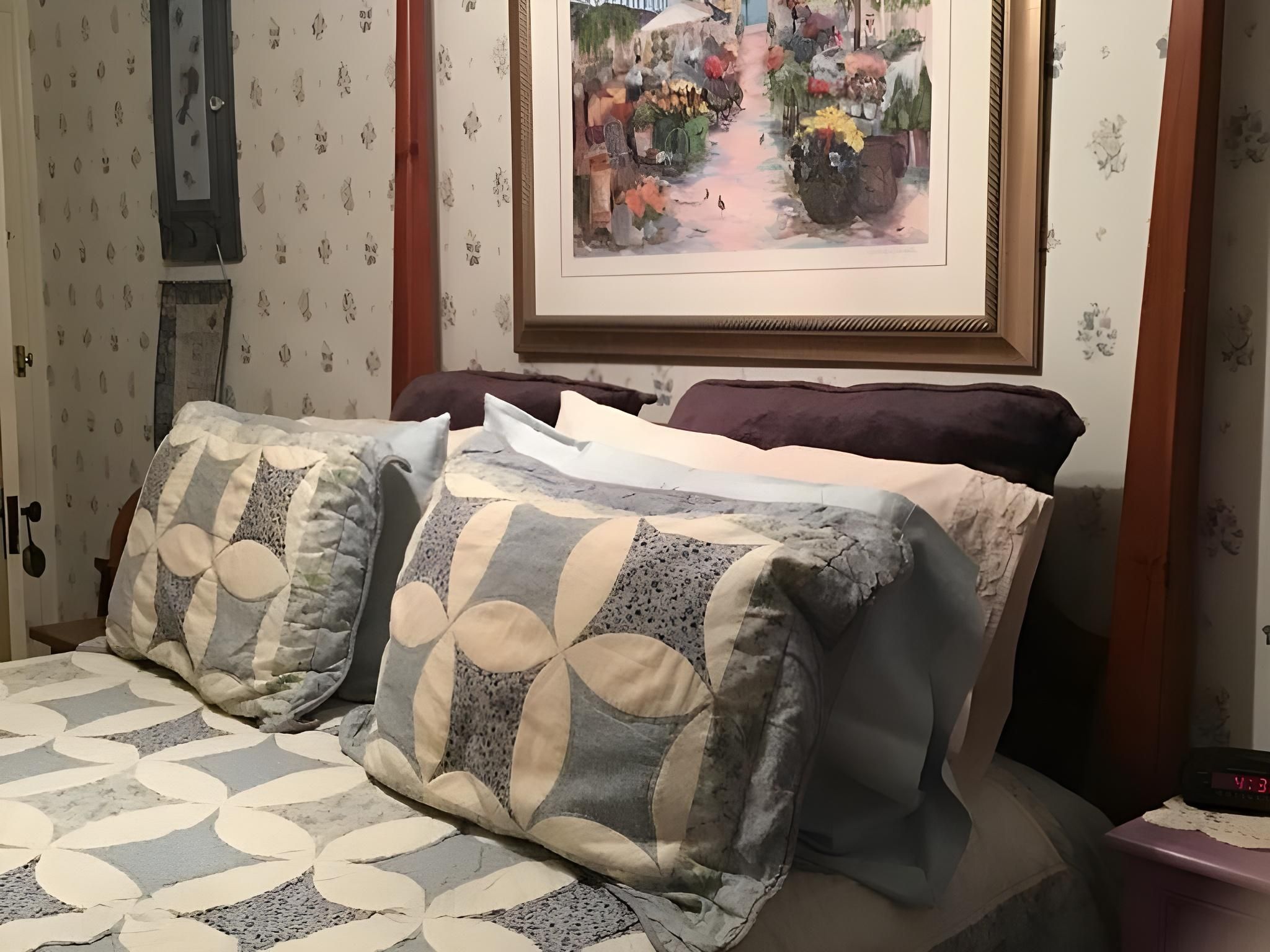 French Country Room #7-Queen-Ensuite with Shower-Deluxe-Woodland view