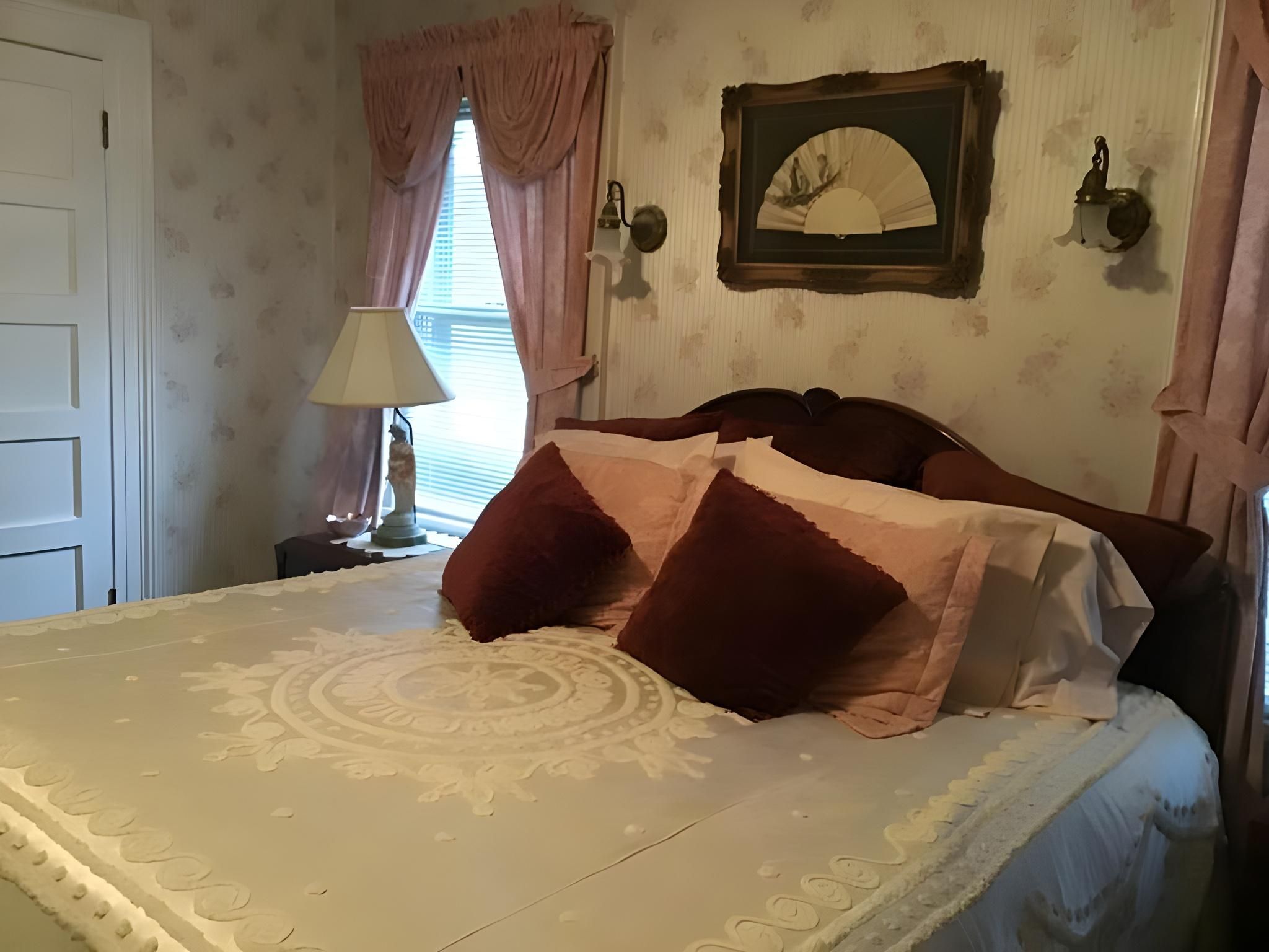 The King Suite #4-Suite-Ensuite with Bath-Luxury-Woodland view