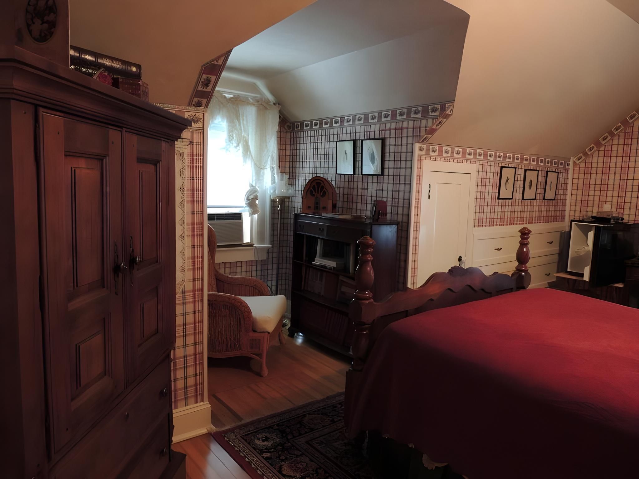 The Library Room #6-Queen-Private Bathroom-Deluxe-Woodland view