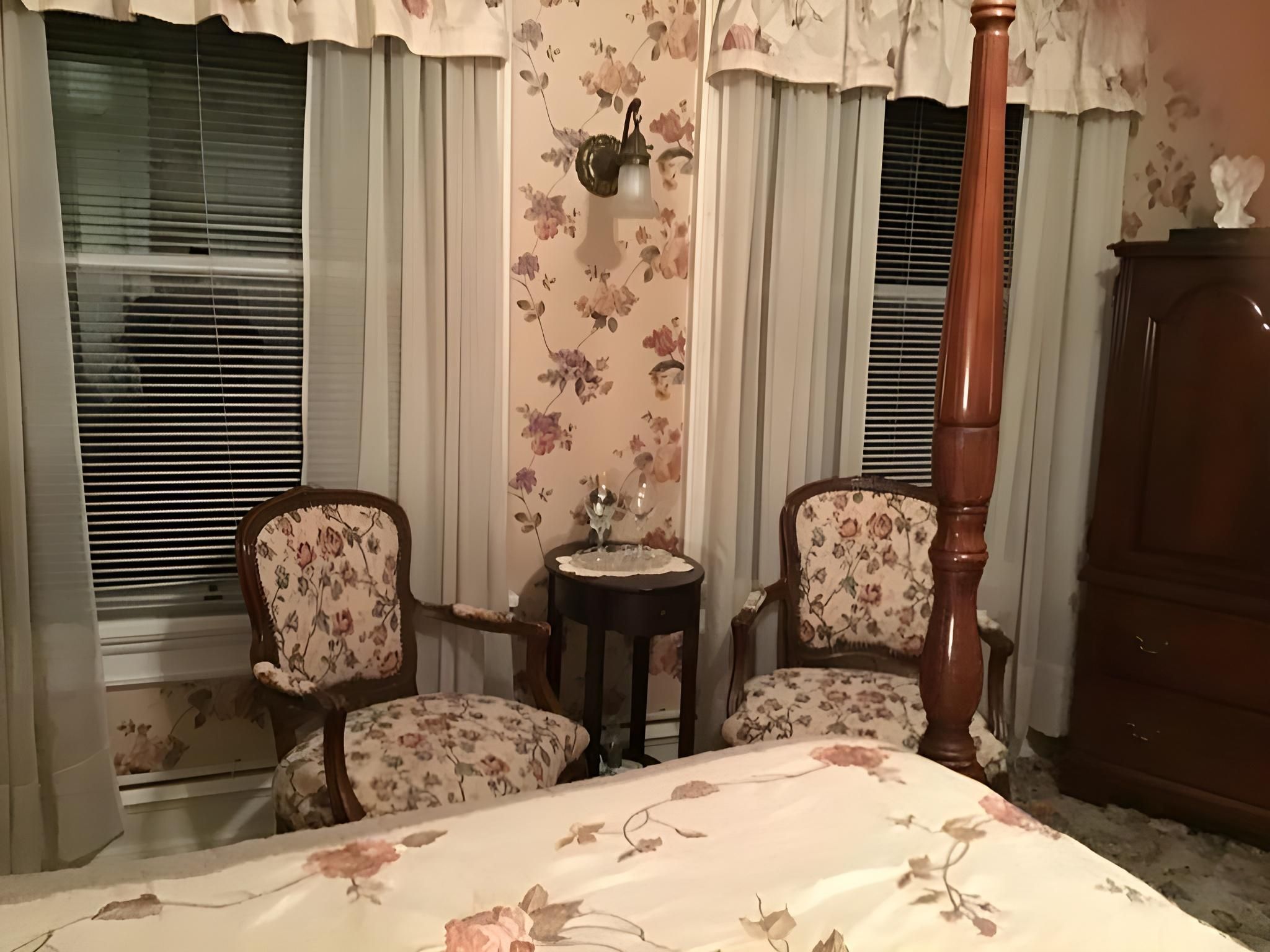 The Fireplace Room #3-Queen-Ensuite-Romantic-Woodland view