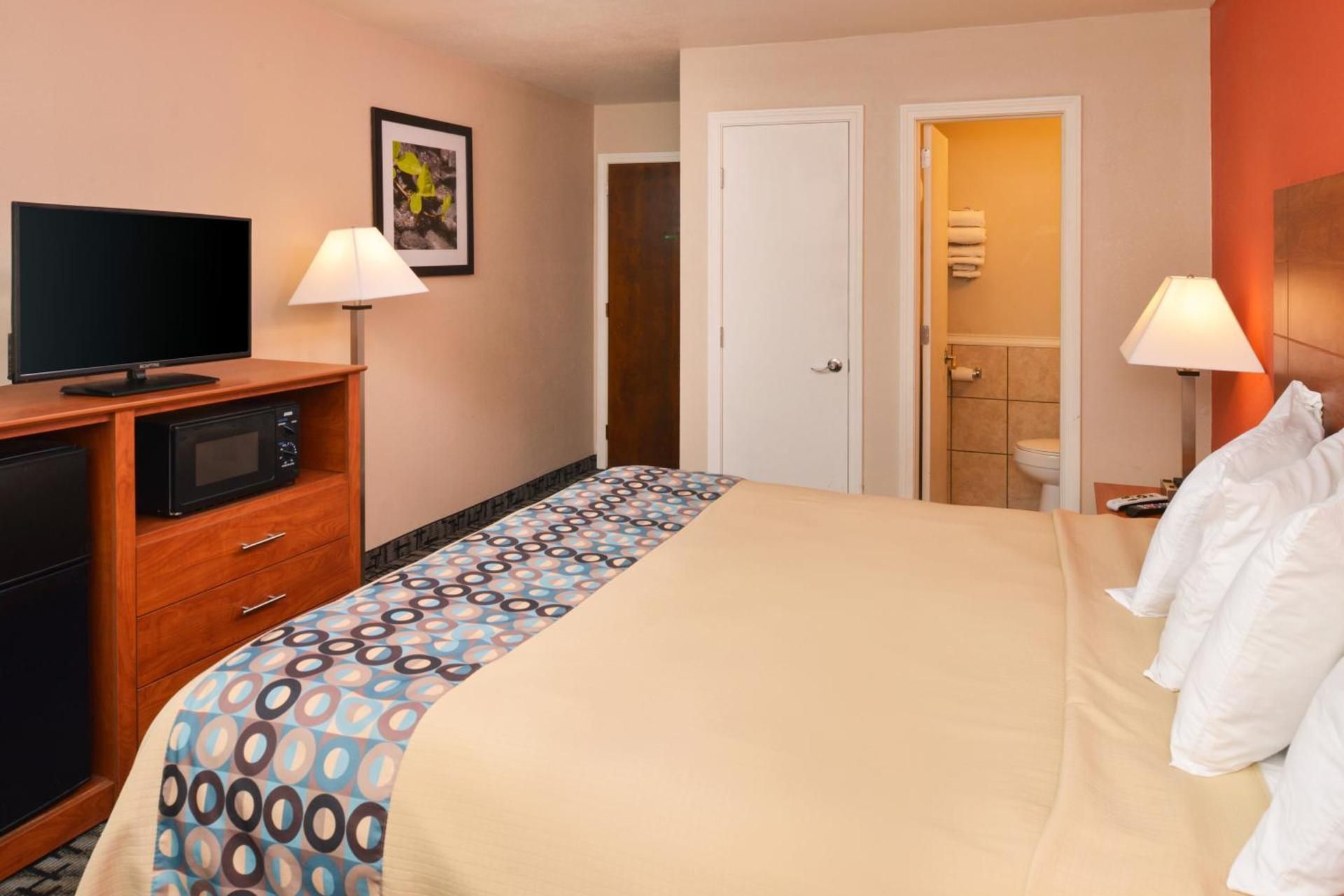 Motel6 Putnam, CT King Room - Non-Smoking 2