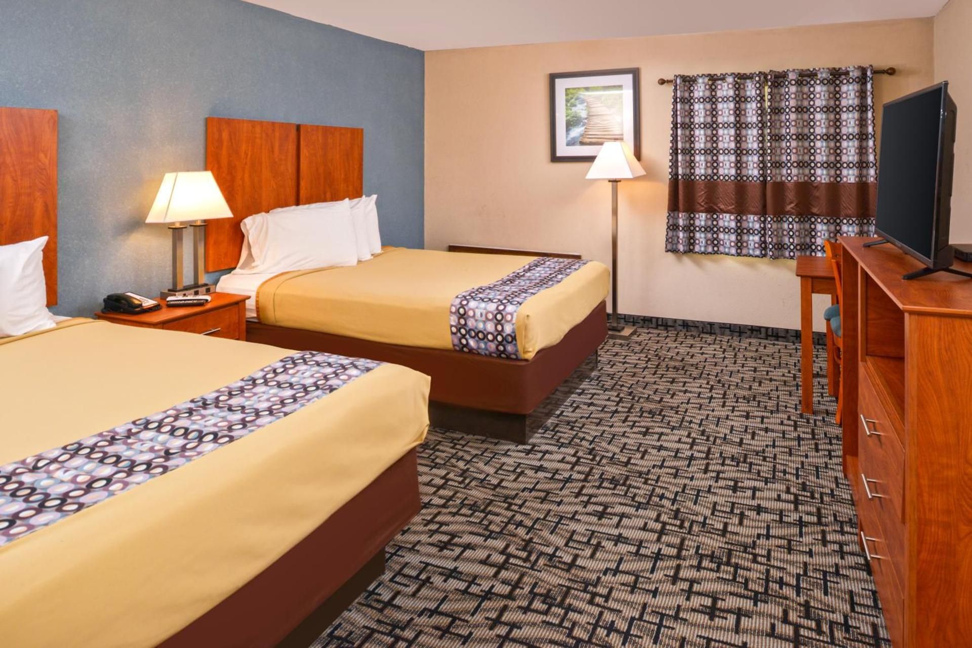 Motel6 Putnam, CT Queen Room with Two Queen Beds - Non-Smoking