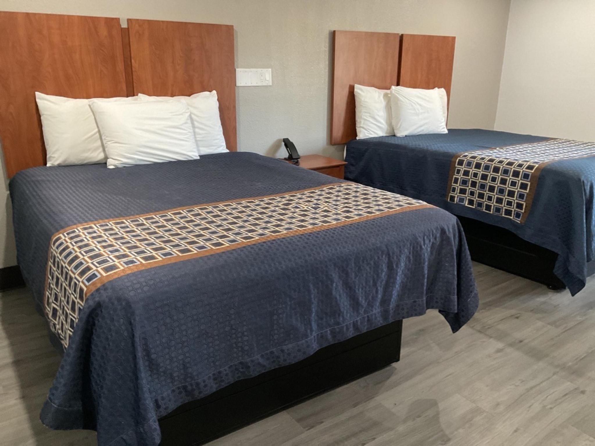 Motel6 Putnam, CT 1 King Bed | Non-Smoking, Micfridge