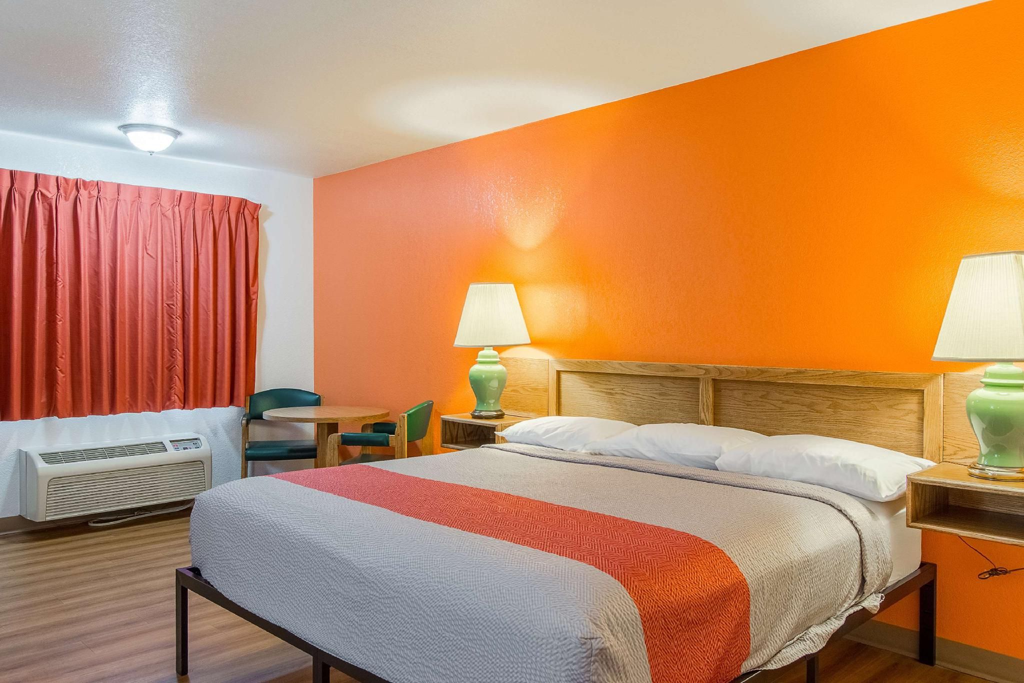 QB | Non-Smoking, Hot Tub, Sofa-Bed