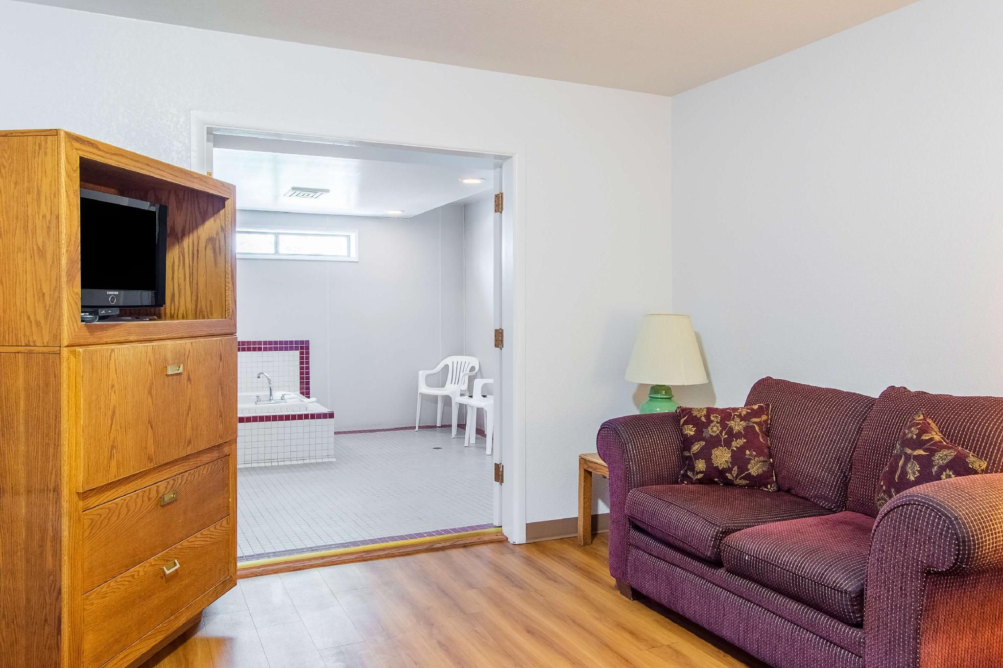 Motel 6 Madras, OR 2 Queen - 1 Twin Bed | Nsmk, Kitchen, Sofa-Bed